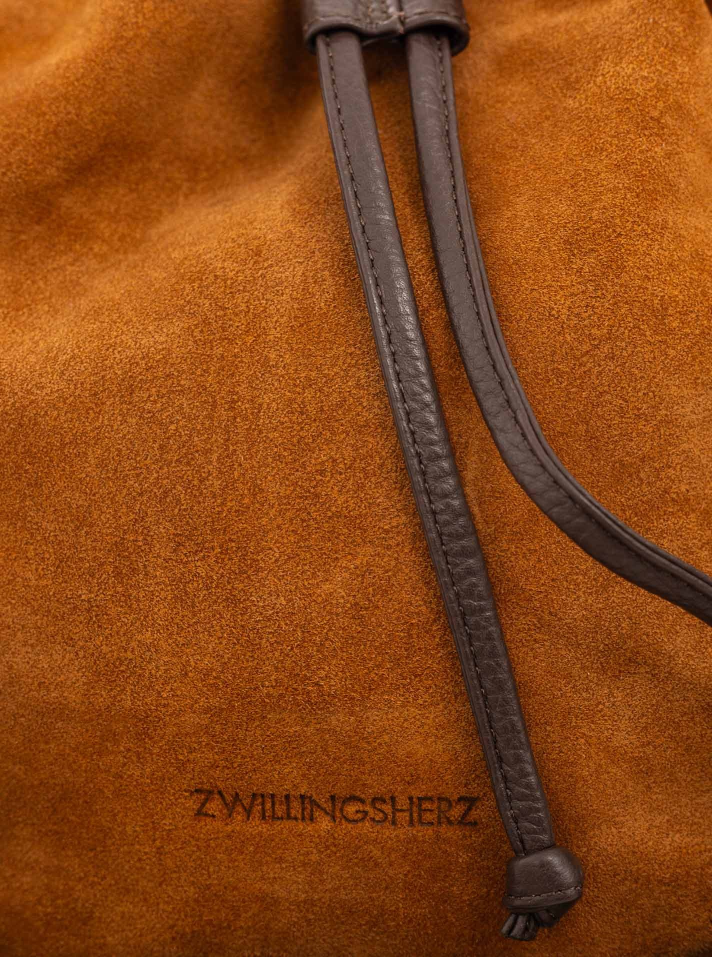 Zwillingsherz Beuteltasche "Suede Drawstring Bag", Beuteldesign, Kordelzug-Verschluss, softes Wildleder, Herz-Anhänger