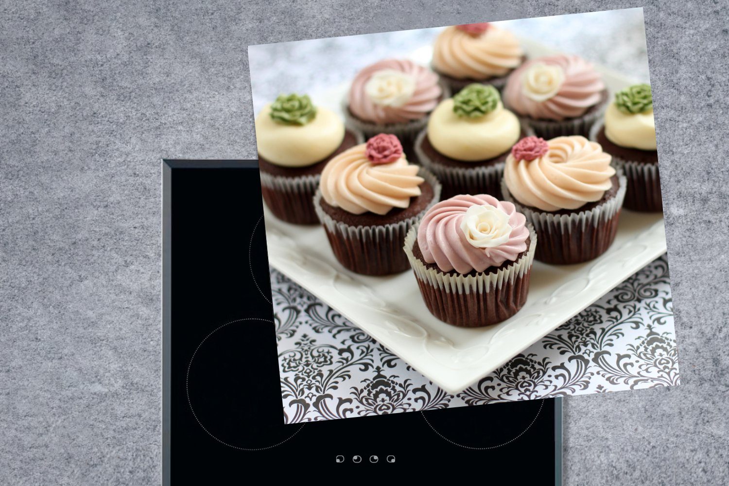 MuchoWow Herdblende-/Abdeckplatte Schokoladen-Cupcakes mit Arbeitsplatte Teller cm, Vinyl, mit 78x78 Ein Zuckerguss, küche tlg), für (1 Ceranfeldabdeckung