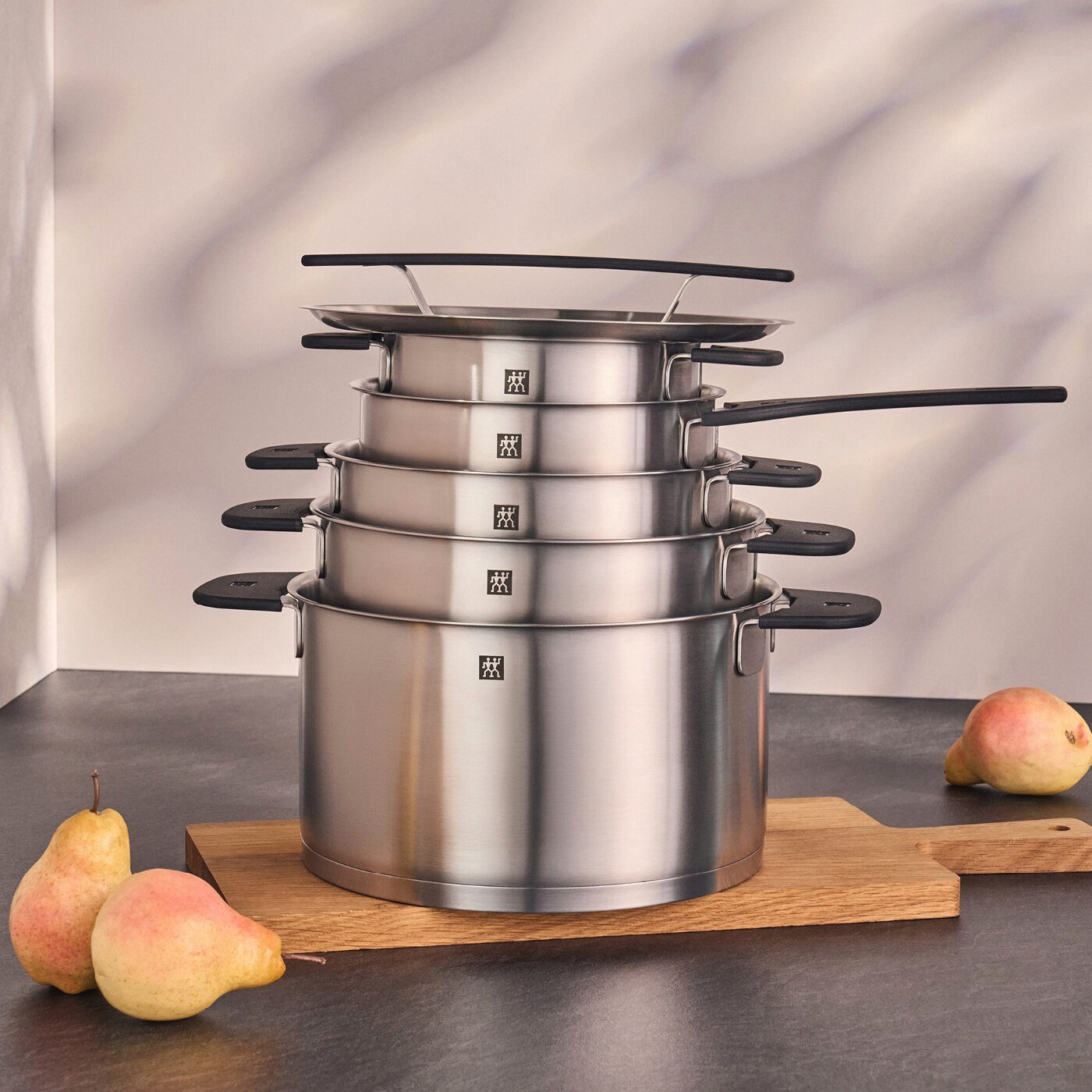 Zwilling Topf-Set More, Edelstahl 18/10 (Set, 5-tlg., 4 Kochtöpfe (16, 20, 22, 24 cm), 1 Stieltopf (18 cm), Stapelbar, innovativer Deckel, Kühlbleibende Griffe, Deckelhalterung