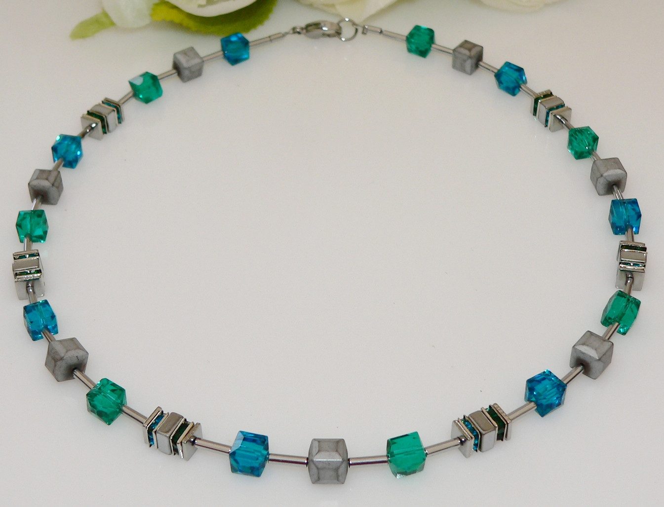 traumschmuck Collier 082b Collier Würfel Cube Hämatit Glas emerald Strass (inkl Schmuckbox), Made in Germany, handgefertigt