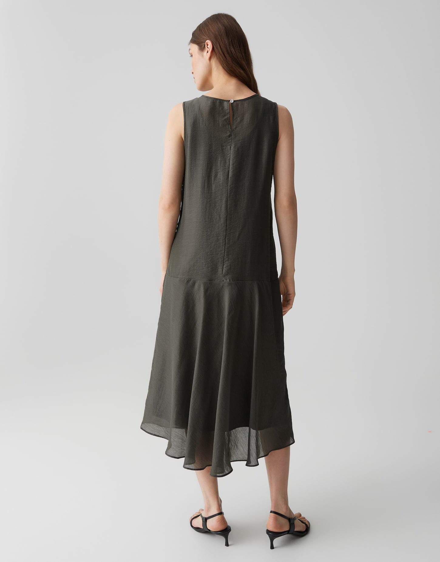 OPUS Sommerkleid Welsa aus leichter Webware mit dezenter Struktur Das Volantdetail bringt Bewegung in die Silhouette