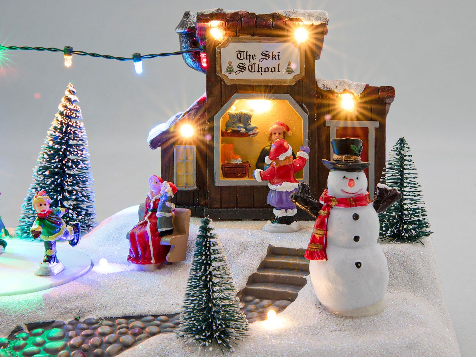 Spetebo Weihnachtsszene Eisbahn mit fahrenden Figuren - THE SCHOOL SKI