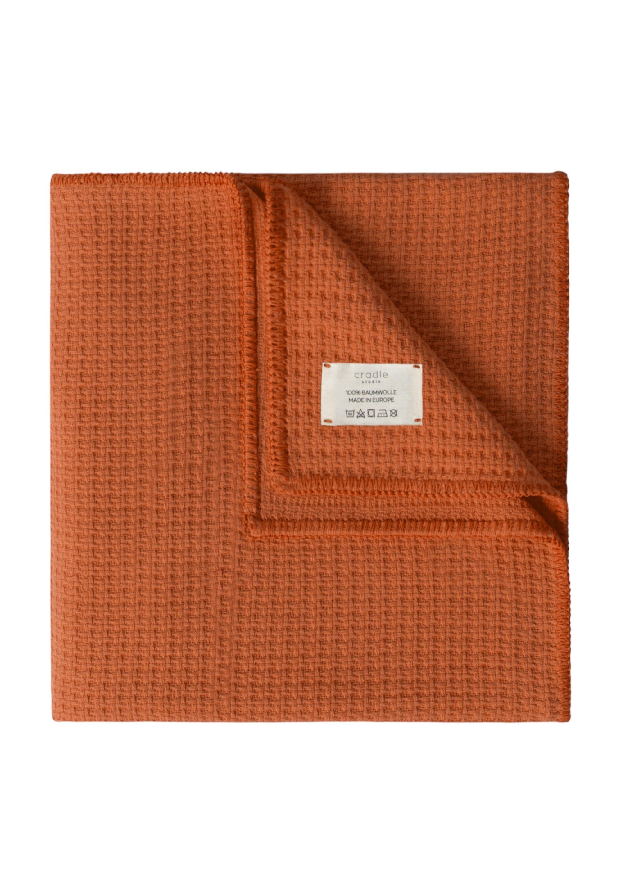 Wohndecke Knit Oversize, Cradle Studio, Solarstrombetriebene Familienproduktion, die Bienenstöcke beherbergt burnt orange