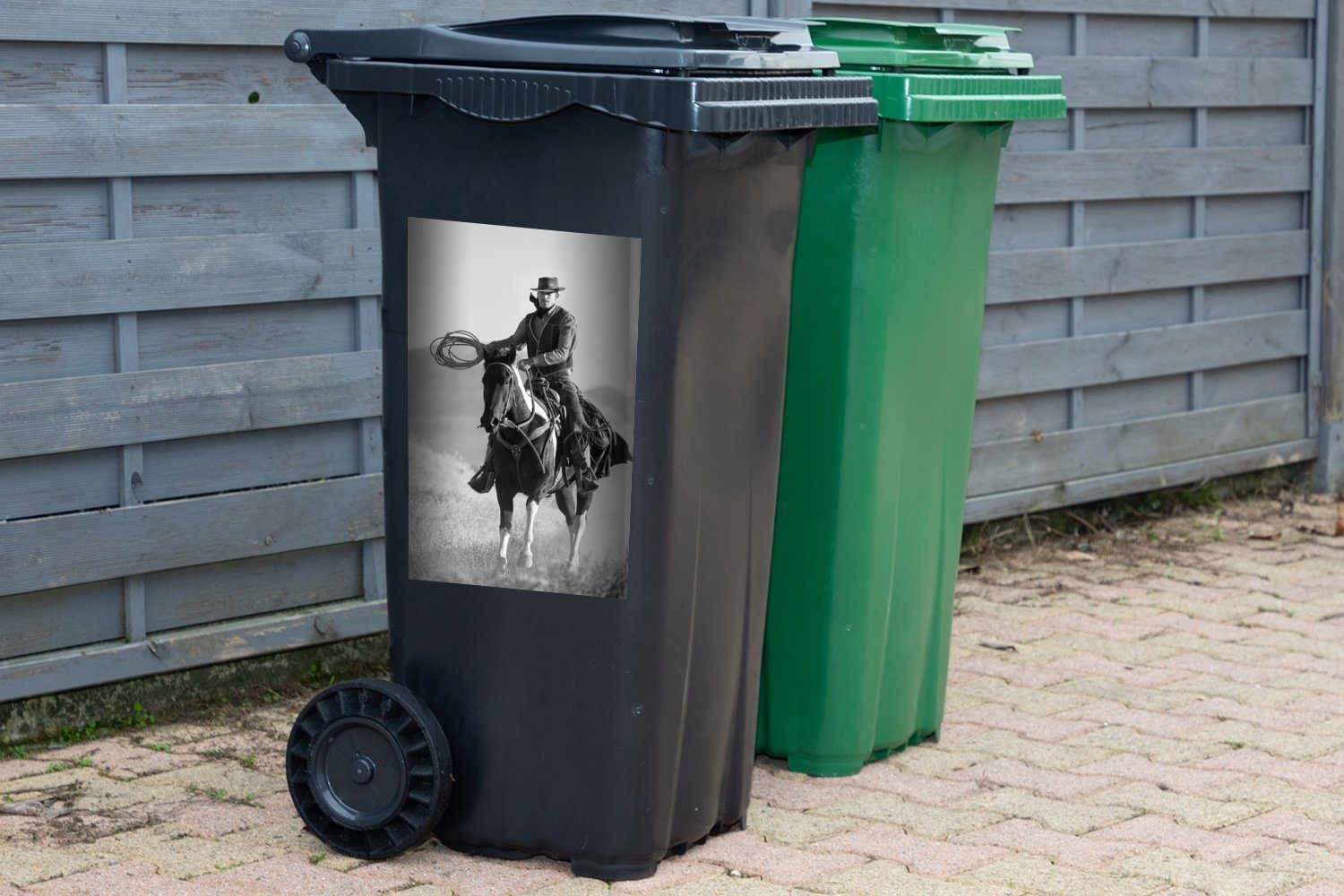 MuchoWow Wandsticker weiß Abfalbehälter auf schwarz Mülleimer-aufkleber, Sticker, einem einem Container, St), Mülltonne, Ein (1 Pferd grauen Cowboy vor - und Himmel
