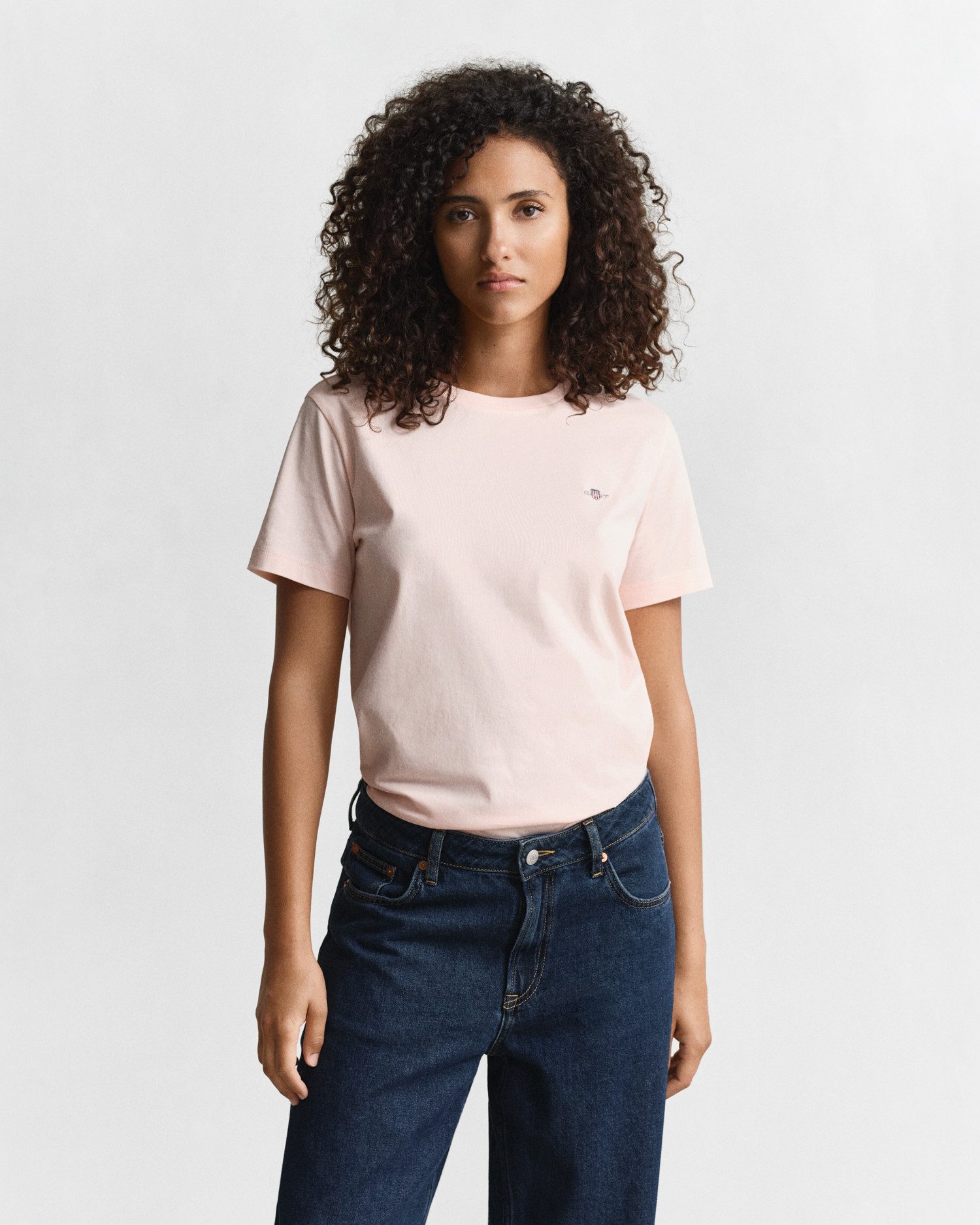 Gant T-Shirt REG SHIELD KA T-SHIRT mit einer kleinen aufgestickten Wappen-Grafik auf der Brust