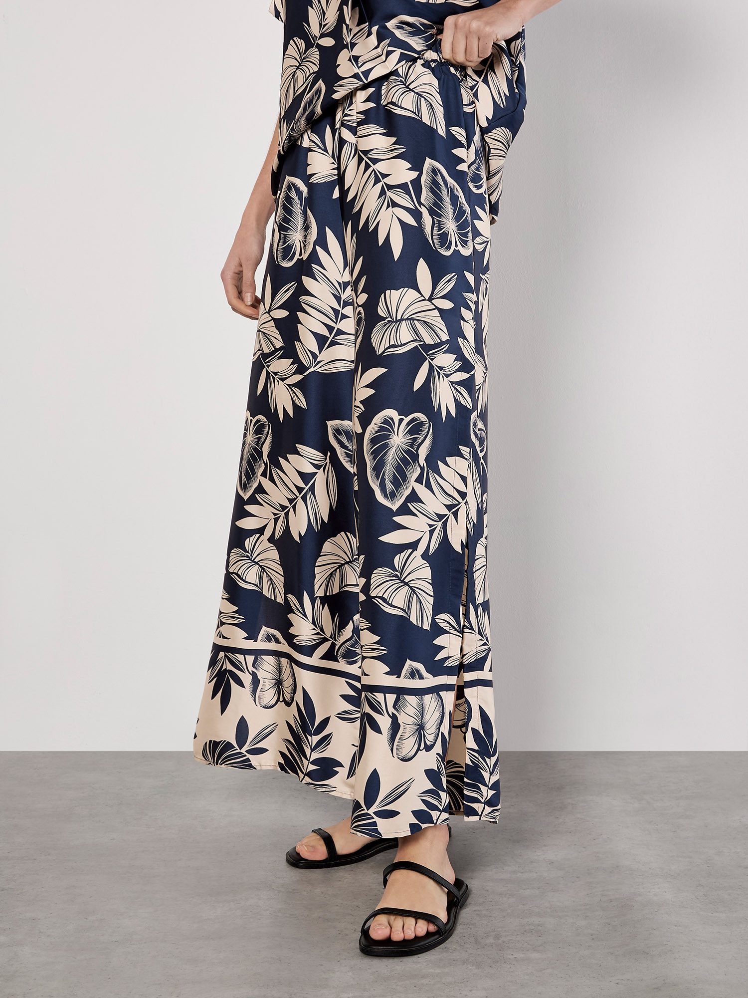 Apricot Palazzohose Satinhose mit Palmenblätterdruck