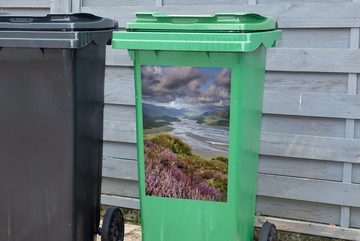 MuchoWow Wandsticker Wunderschöne Blumen und ein einzigartiger Himmel in Snowdonia (1 St), Mülleimer-aufkleber, Mülltonne, Sticker, Container, Abfalbehälter