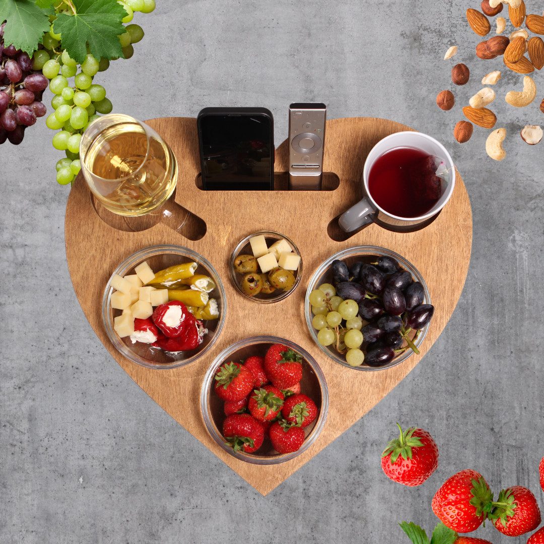 PEGSEN Servierplatte Couchbar Snackbox Herz mit 4 Snackschalen Sofa Tablett, Birkenholz, (lebensmittelechte Glasschalen), passend für Kaffeetassen, Weingläser & 0,5l Flaschen