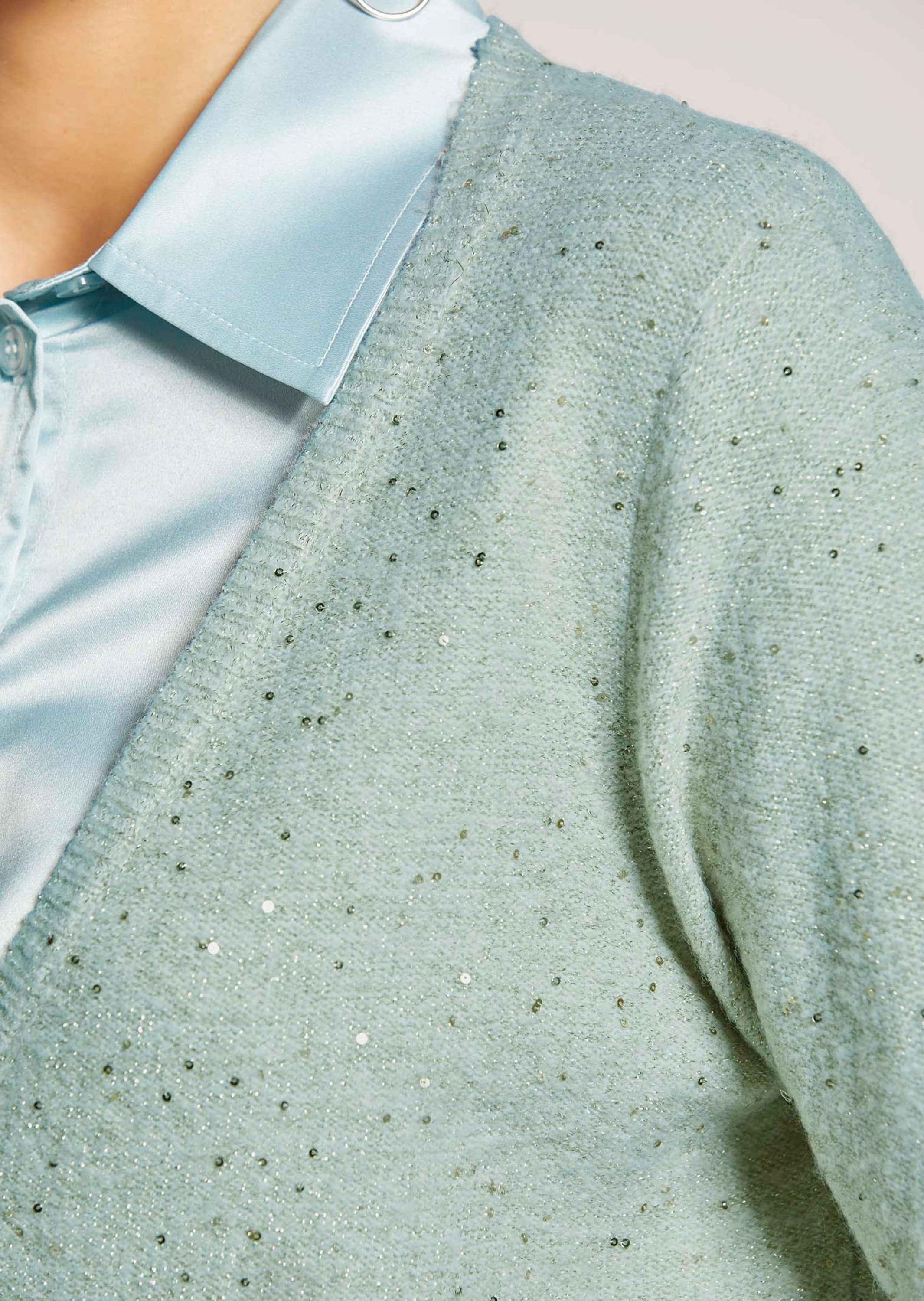 MADELEINE Strickjacke Kurze Bolerojacke mit Glitzer Dekorativer Zierknopf und V-Ausschnitt als Blickfang – Bild 4 von 5