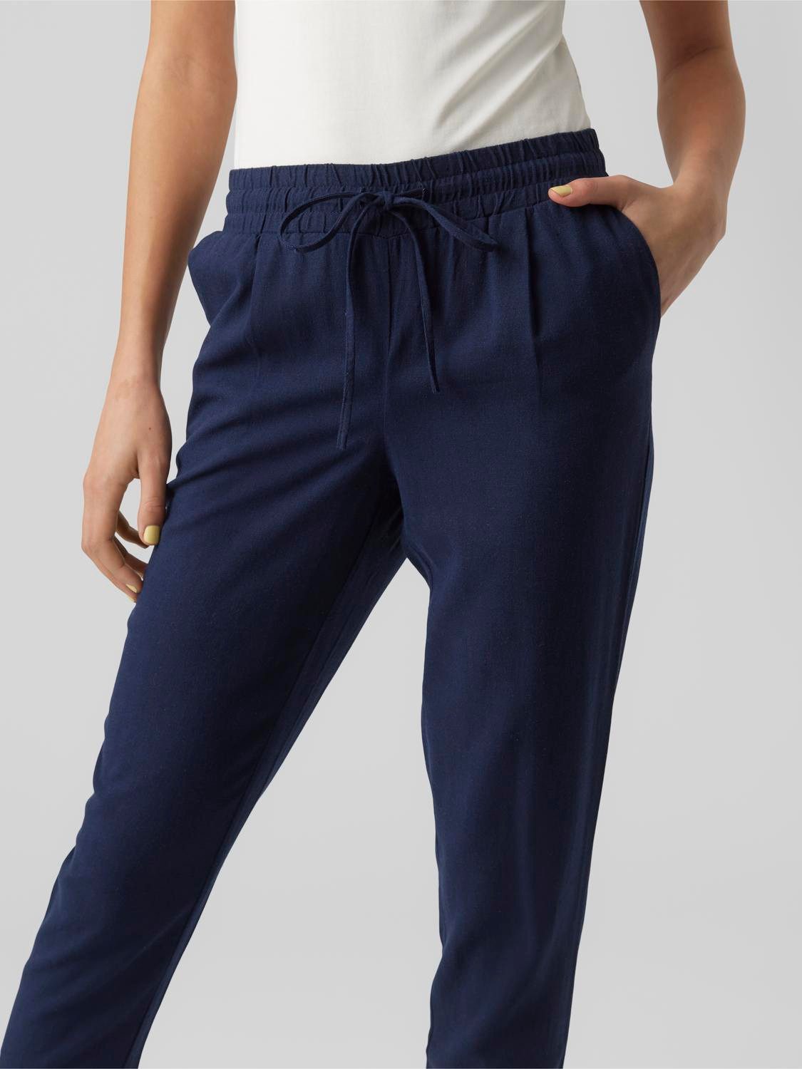 Vero Moda Schlupfhose VMJESMILO MW ANKLE PANTS WVN NOOS mit Leinen, elastisches Bündchen und Kordelzug