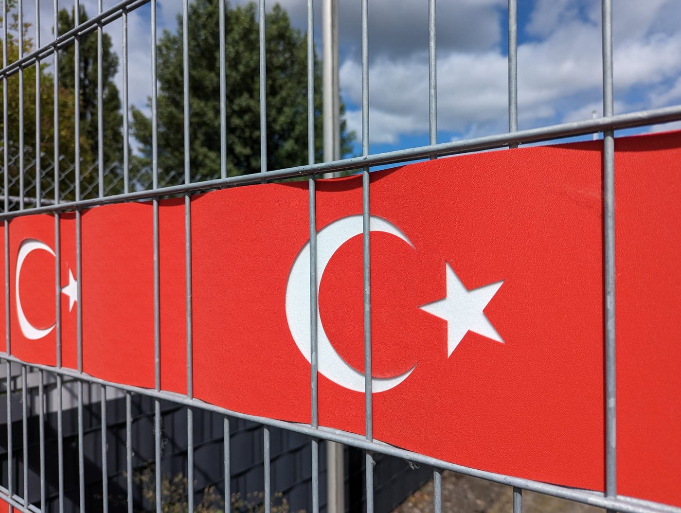 Thumbnail - zaunzu Sichtschutzstreifen Fanartikel Türkei für Doppelstabmatten Akzentstreifen, (1 Set, PP Laserstreifen Zaun), Türkei...
