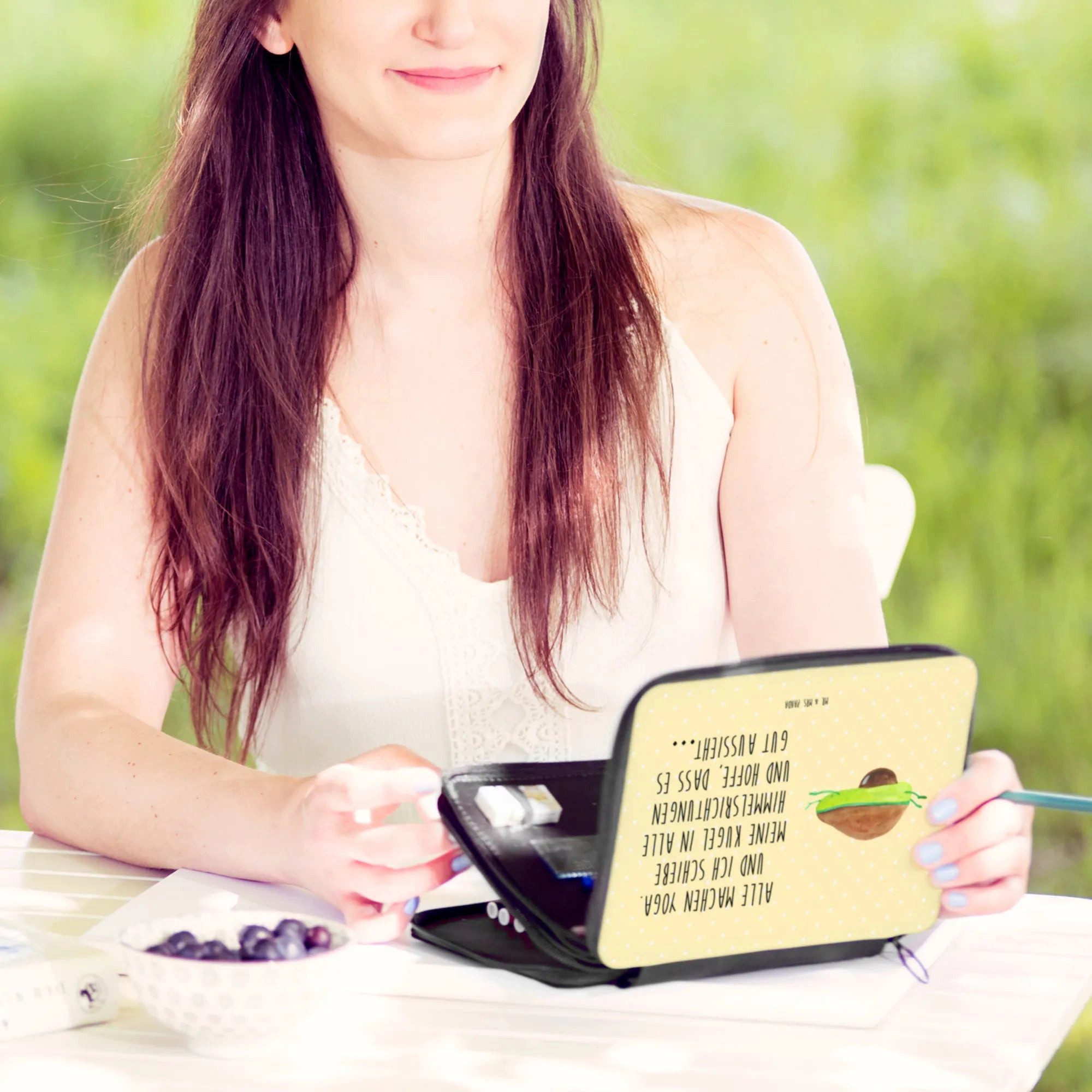 Thumbnail - Mr. & Mrs. Panda Federmäppchen Avocado Yoga - Gelb Pastell - Geschenk, Vegan, unsportlich, Federmapp, (Packung, 1-tlg., ...