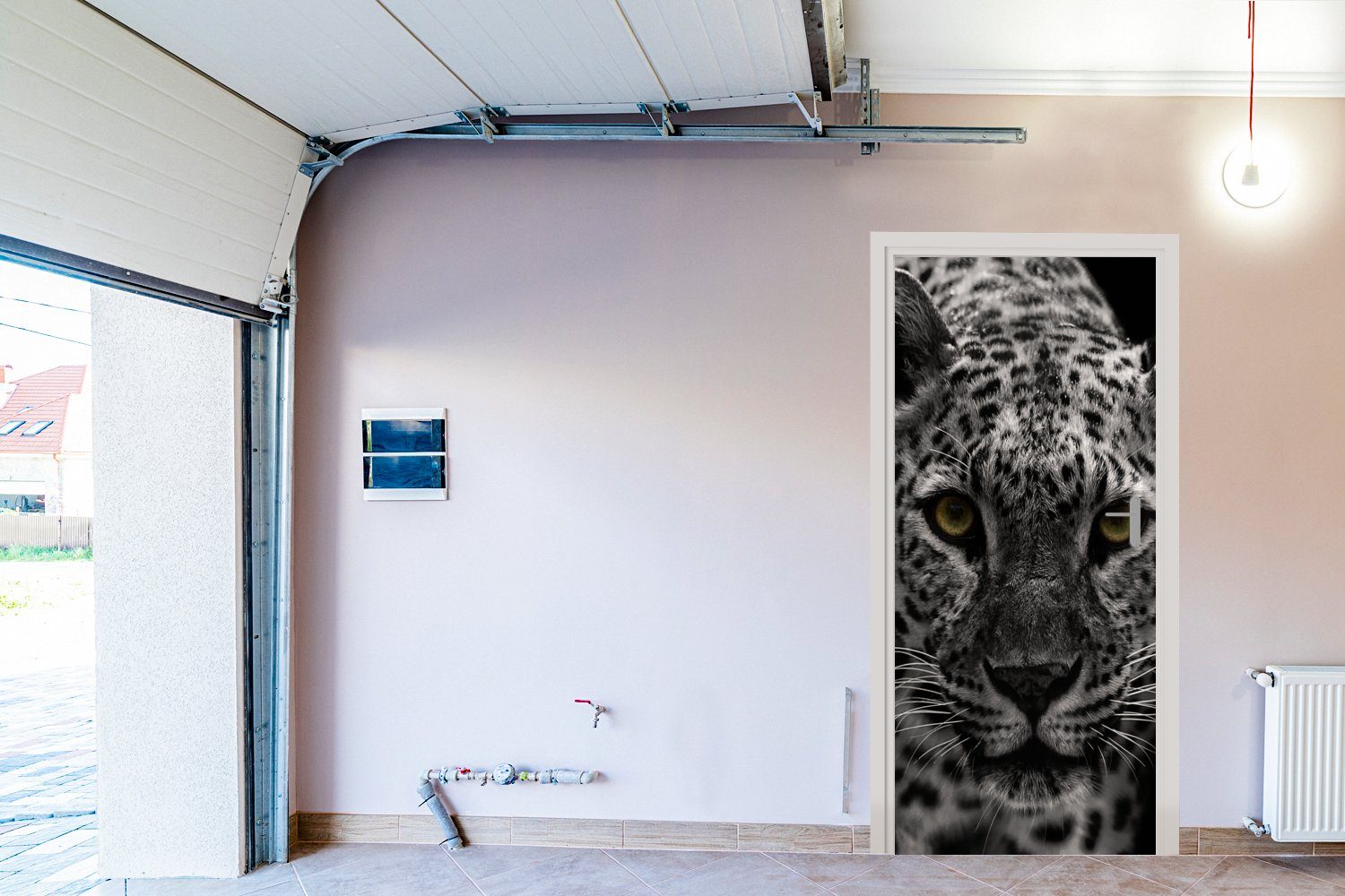 Matt, Türaufkleber, Fototapete (1 Tür, St), 75x205 MuchoWow Schwarz-Weiß-Foto bedruckt, eines farbigen für Leoparden, cm Türtapete