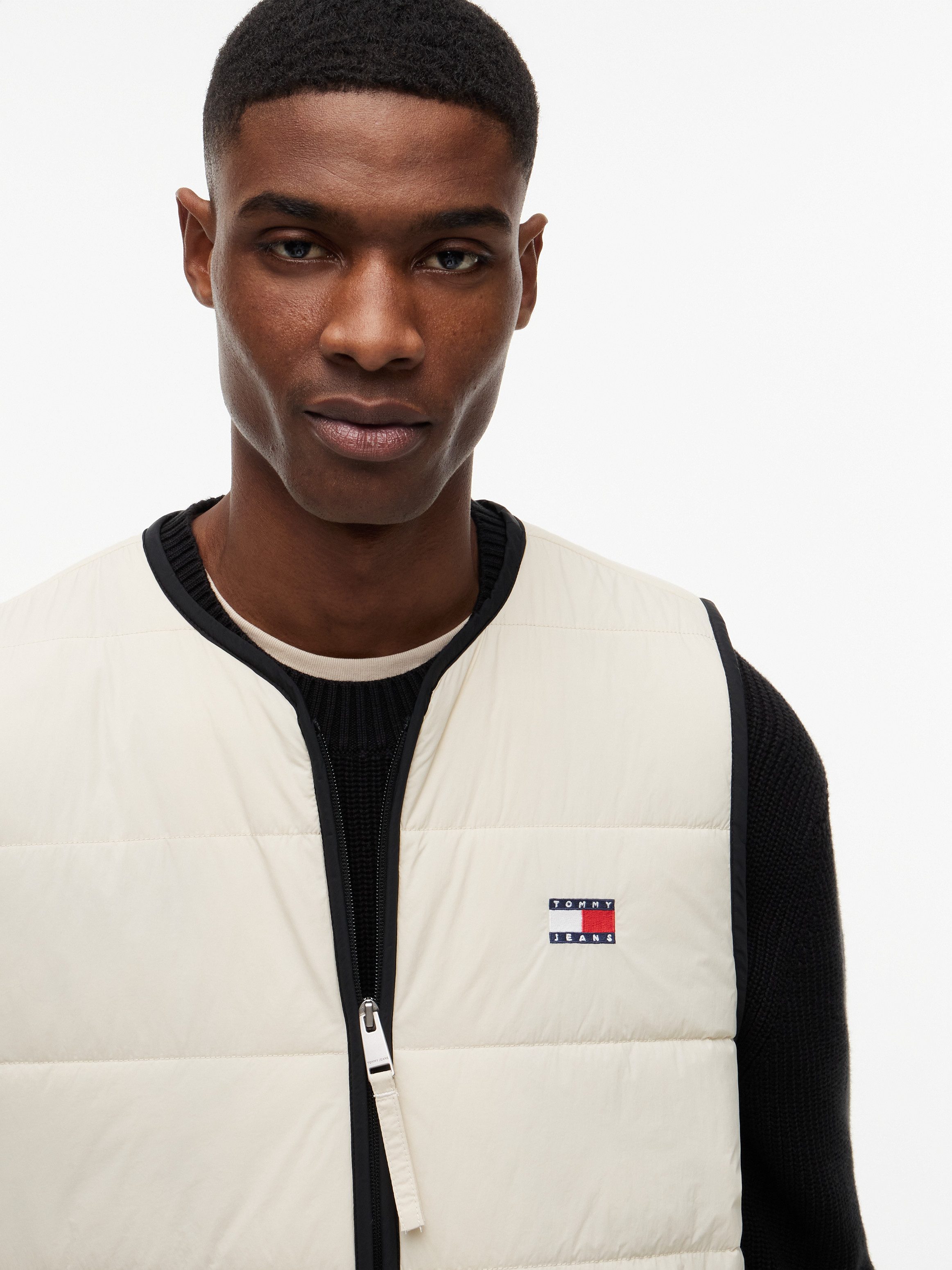 Tommy Jeans Steppweste TJM HERITAGE FLAG QUILTED Underliner Regular fit mit Rundhalsausschnitt