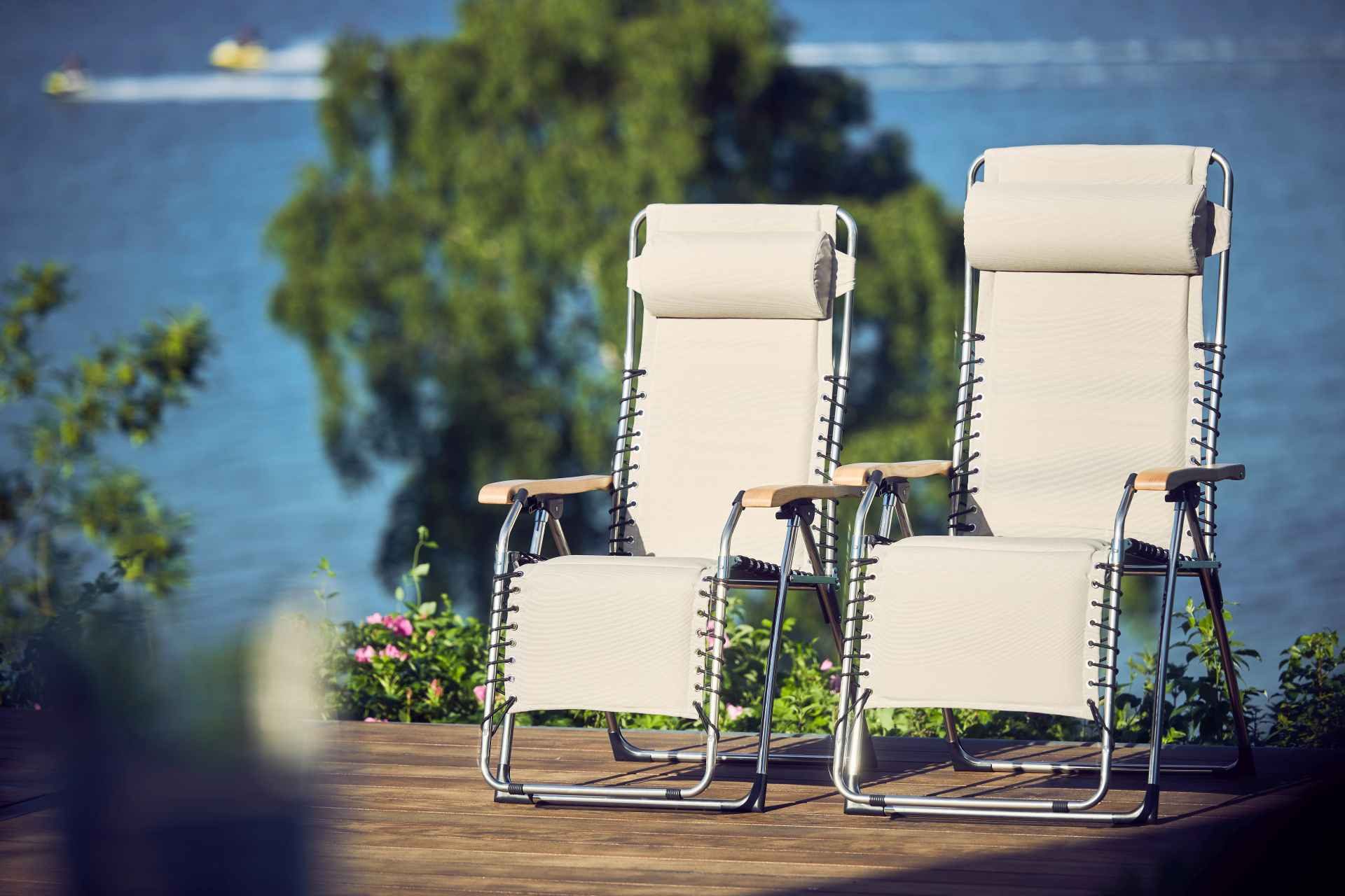 Fiam Gartenliege Movida Soft XXL aus Aluminium, Natur, stufenlos verstellbar, Armlehnen aus Eschenholz