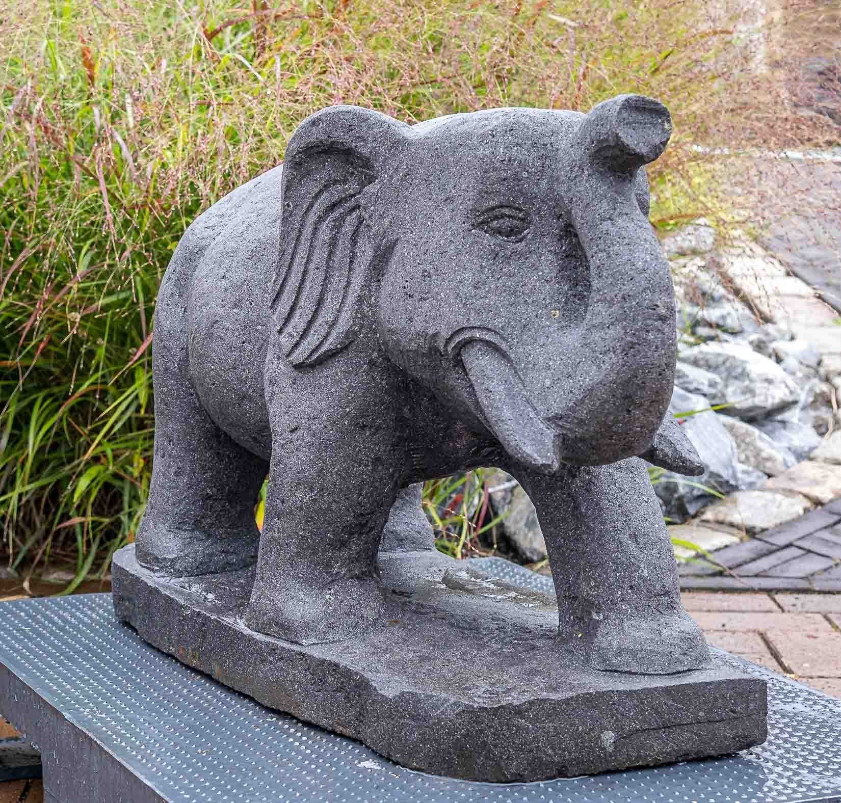 und – gegen Elefant sehr IDYL Figur Naturprodukt Regen IDYL Lavastein– Frost, UV-Strahlung. witterungsbeständig – ein robust Lavastein klein, Gartenfigur