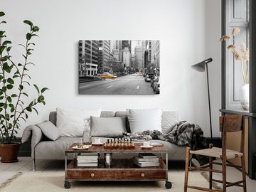 Sinus Art Leinwandbild 120x80cm Wandbild auf Leinwand New York Gelbe Taxis Schwarz Weiß Hochh, (1 St)