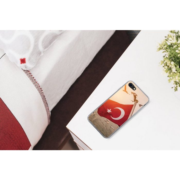 MuchoWow Handyhülle Eine türkische Flagge auf einem Schiff Handyhülle Apple iPhone 8 Smartphone-Bumper Print Handy Schutzhülle GU11075