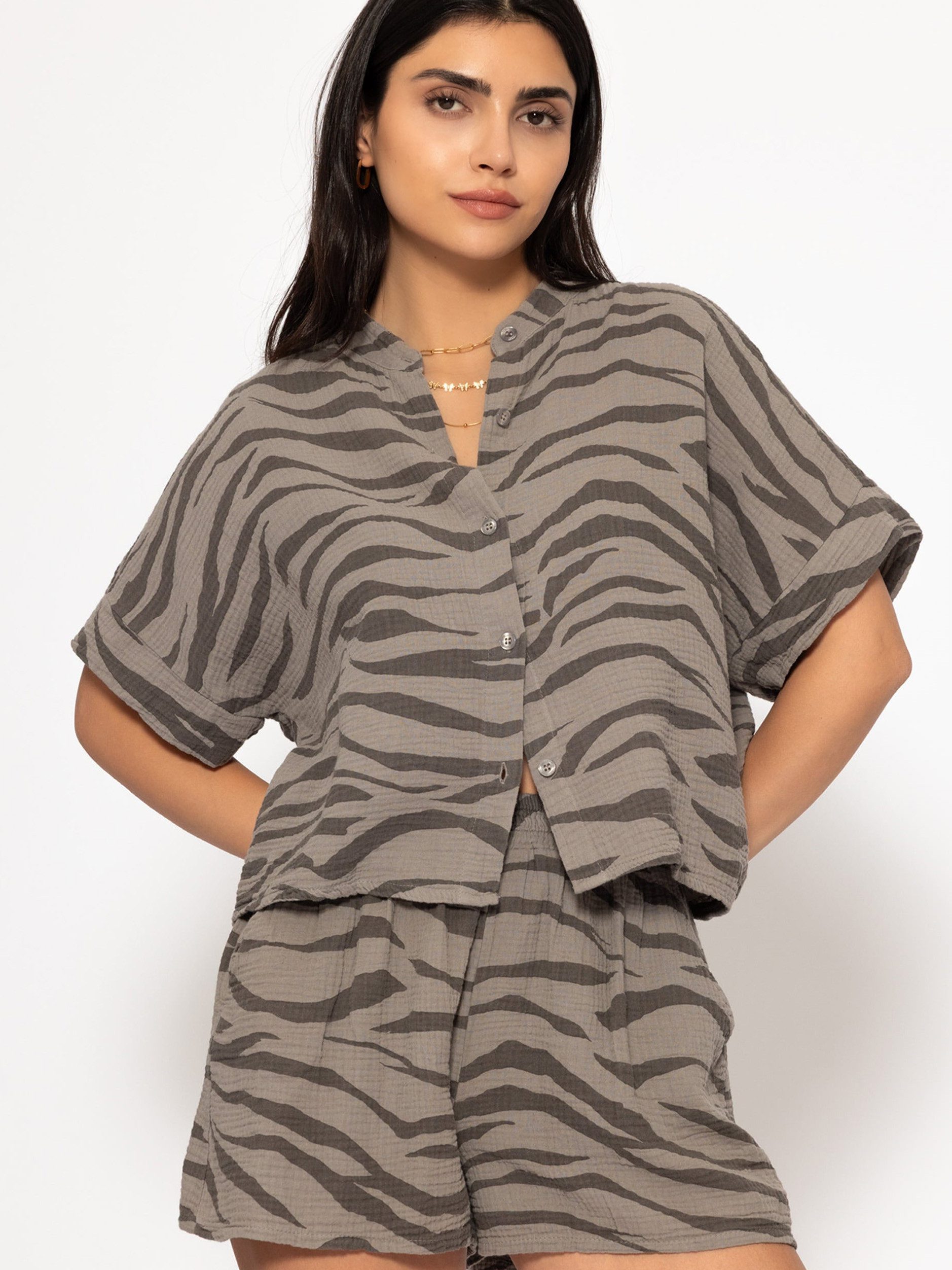 SASSYCLASSY Kurzarmbluse Oversize Musselin Bluse Damen Kurzarm Elegant Sommer Hemdbluse aus Baumwolle mit V-Ausschnitt in Animal-Print