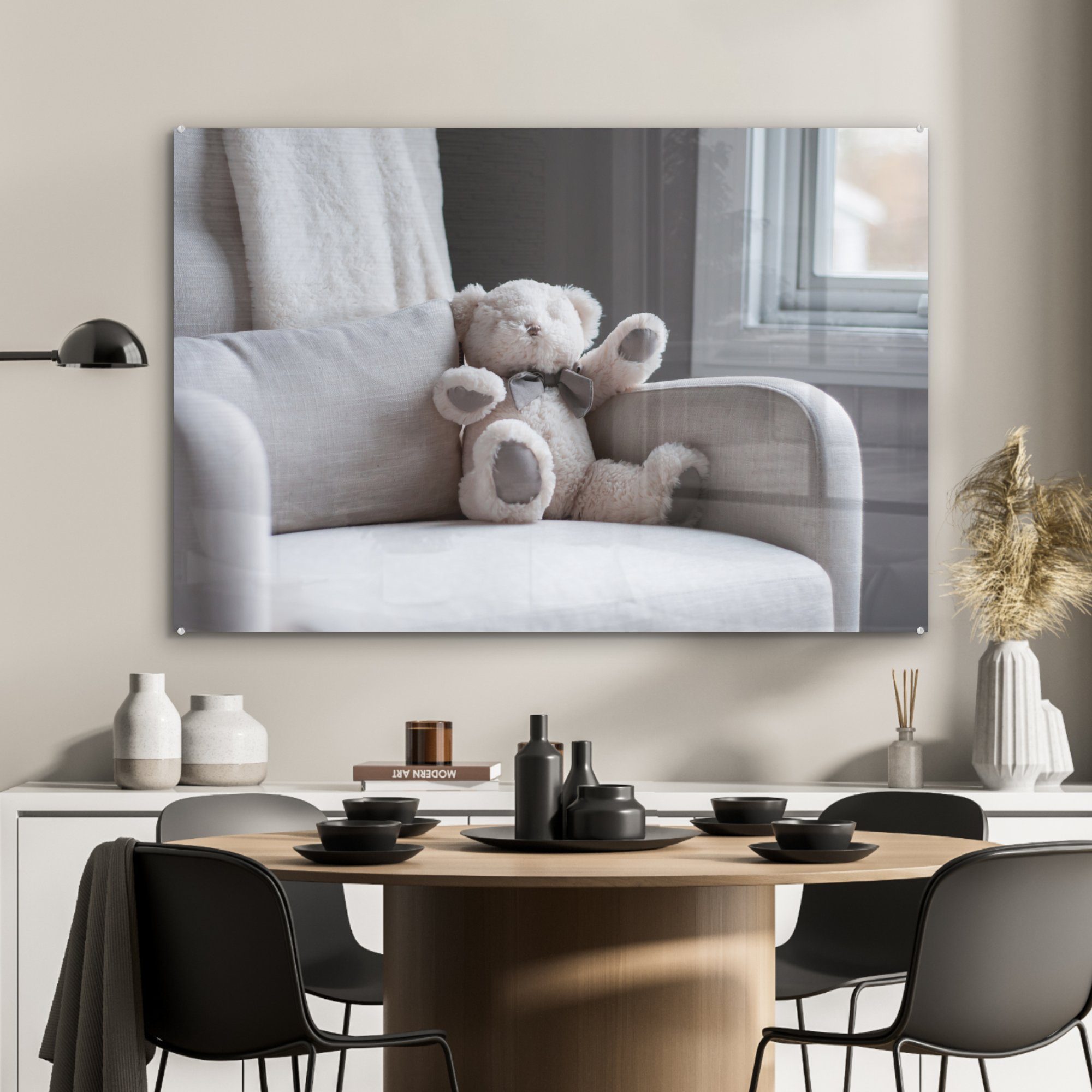 Teddybär Acrylglasbild Acrylglasbilder Wohnzimmer auf & St), einem MuchoWow Stuhl, Schlafzimmer (1