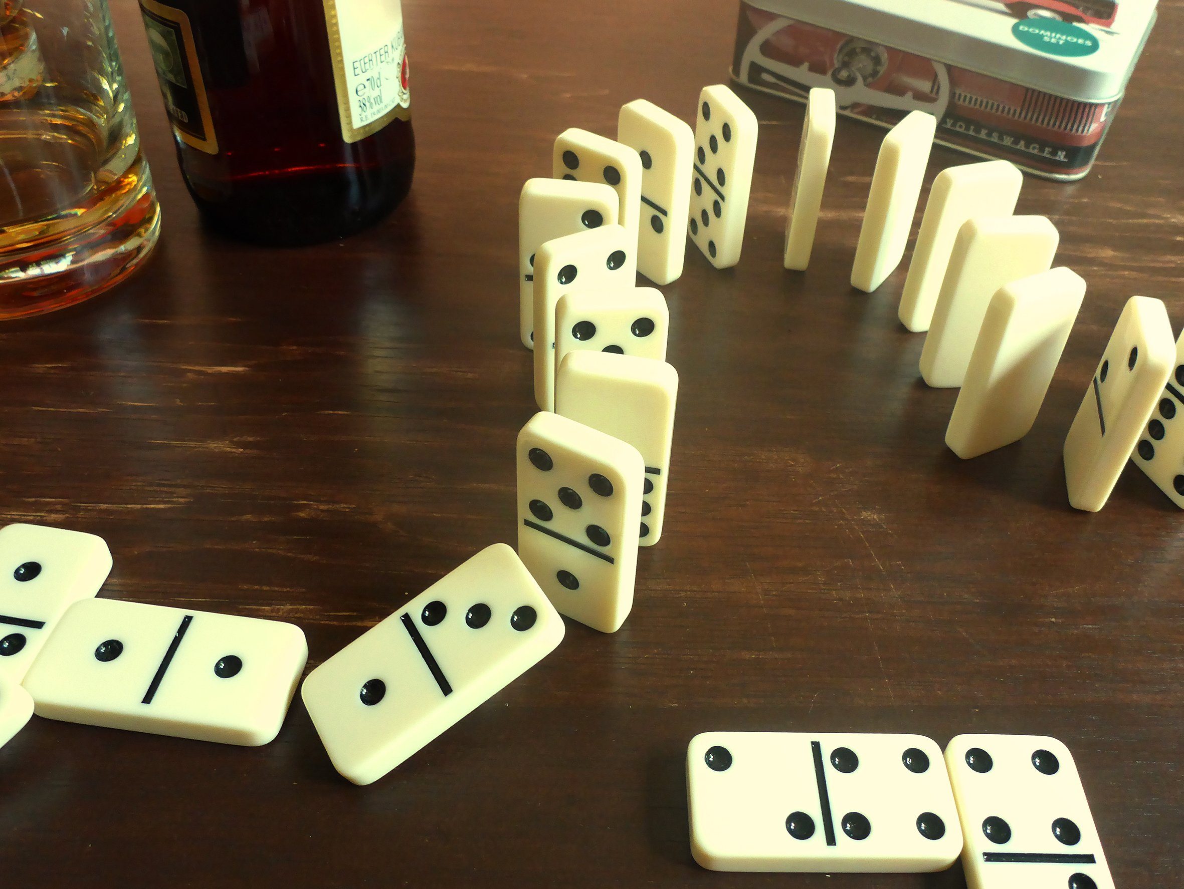 VW Collection by BRISA Spielesammlung Volkswagen Domino Spielset in Metalldose, Familienspiel, Dominosteine-Spiel im T1 Bulli Bus Motiv