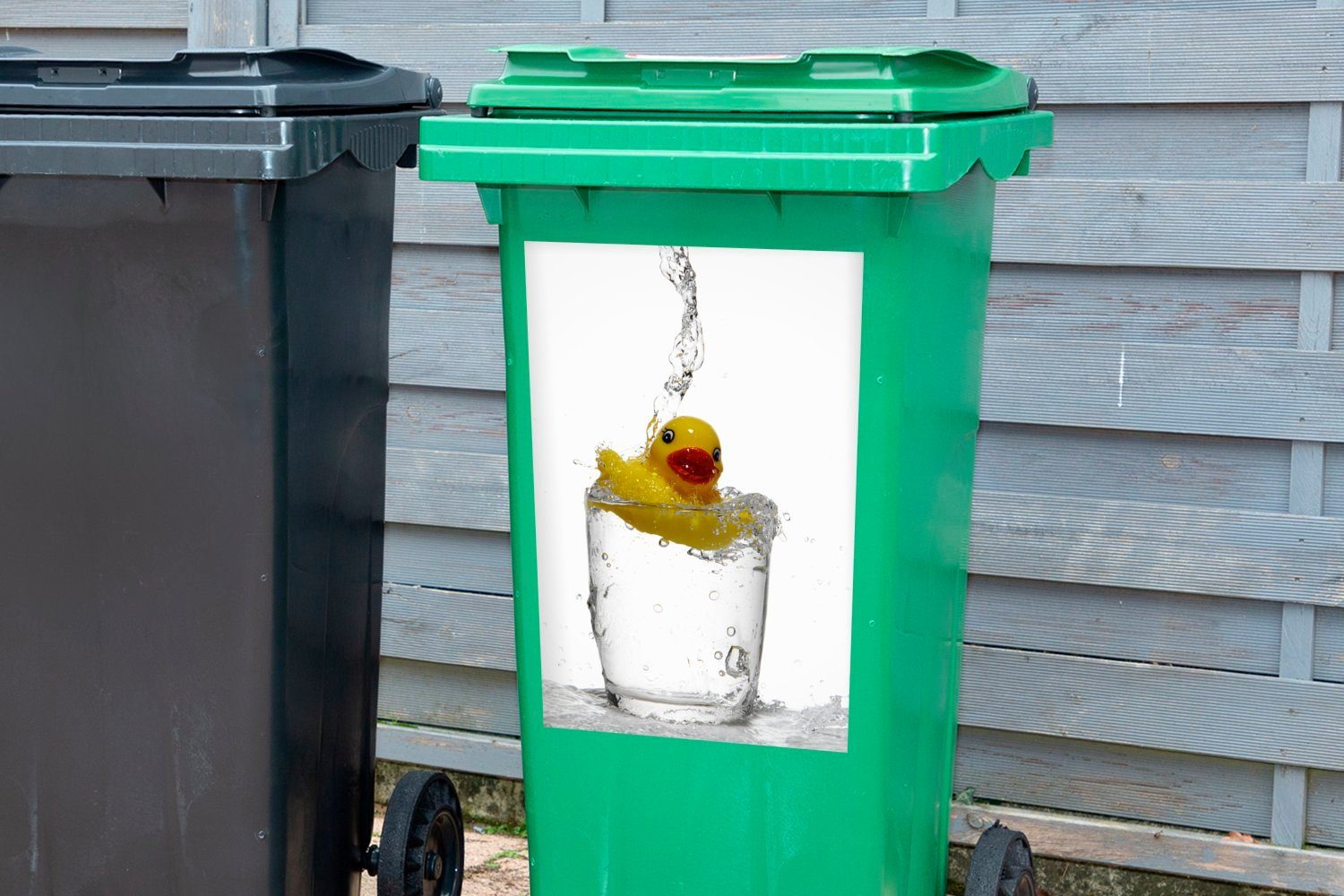 Badeente Mülleimer-aufkleber, Container, einem MuchoWow Mülltonne, Wandsticker (1 St), in Sticker, Glas Abfalbehälter Wasser