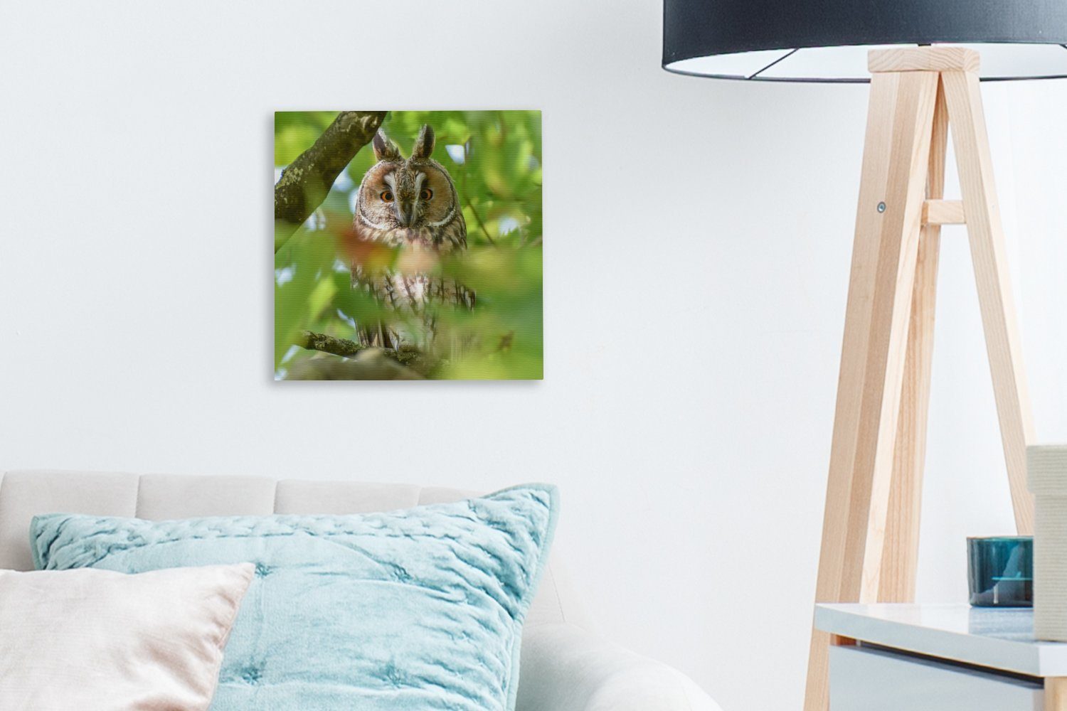 OneMillionCanvasses® Leinwandbild Bild für von Schlafzimmer inmitten Bilder Wohnzimmer Waldohreule Blättern, einer (1 St), Leinwand