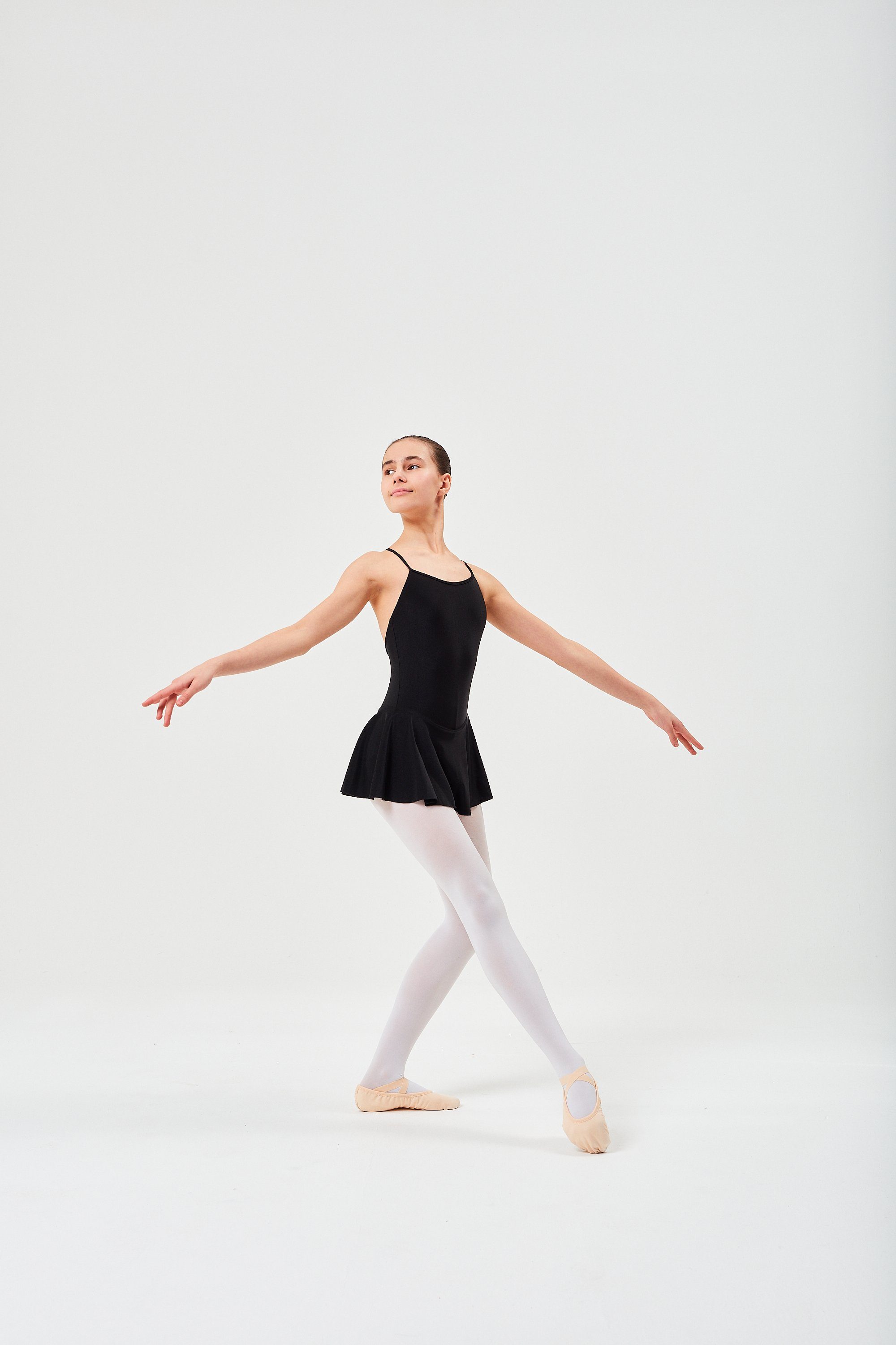 tanzmuster Bodykleid Träger Ballettkleid Sophie aus glänzendem Lycra Ballettbody mit Röckchen für Mädchen
