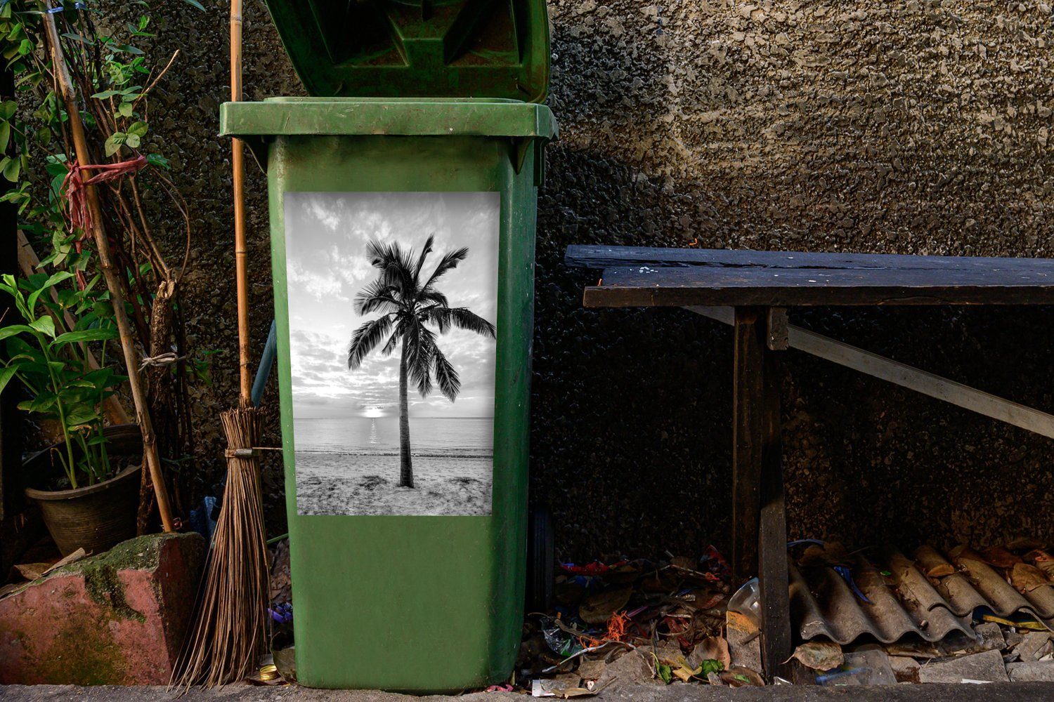 MuchoWow Wandsticker Palme am Strand und bei Container, Sonnenuntergang - Sticker, Mülleimer-aufkleber, weiß schwarz Abfalbehälter St), (1 Mülltonne