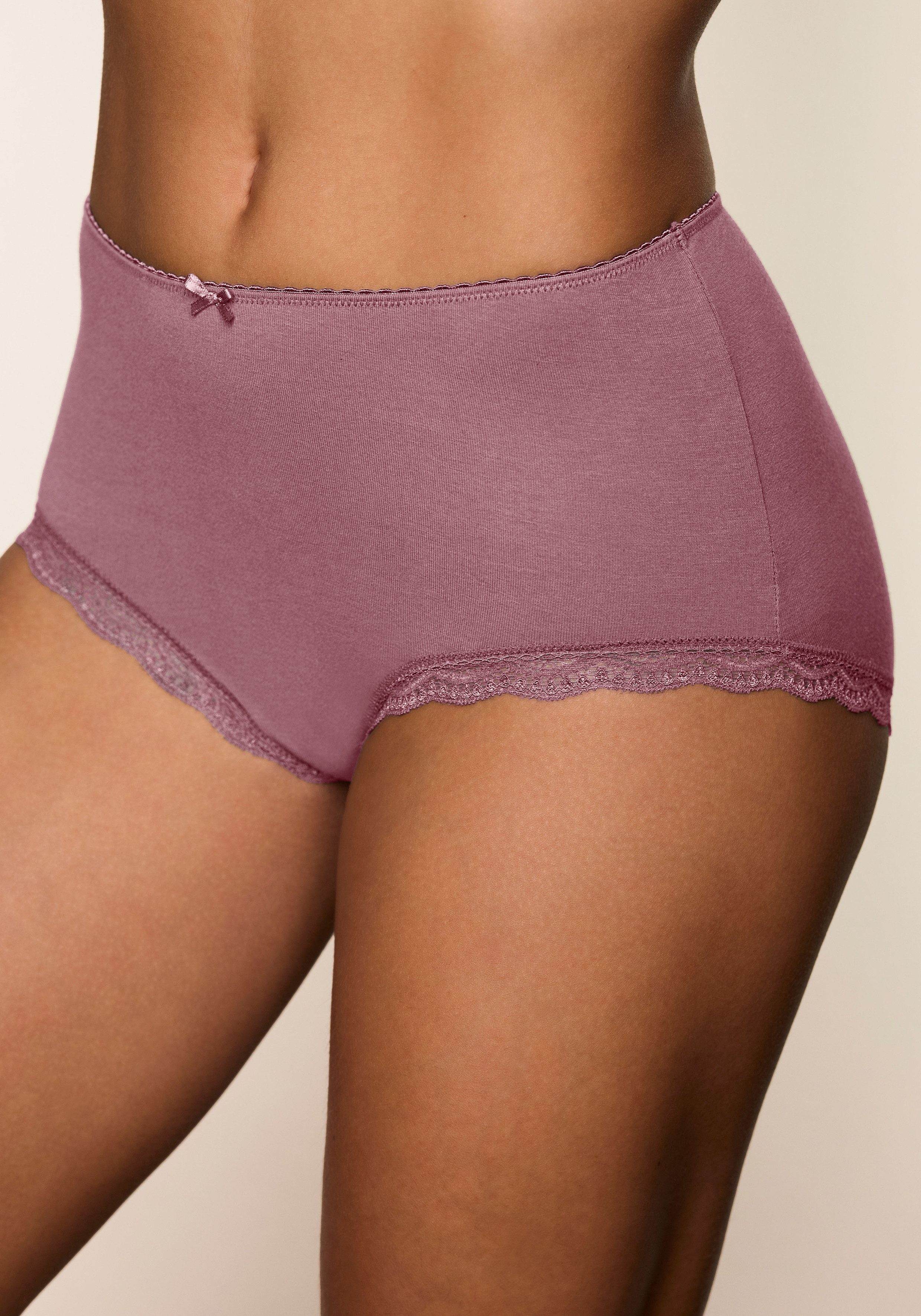 LASCANA Taillenslip (5er-Pack) aus elastischer Baumwolle mit zarter Spitze, mit Aufbewahrungsbox