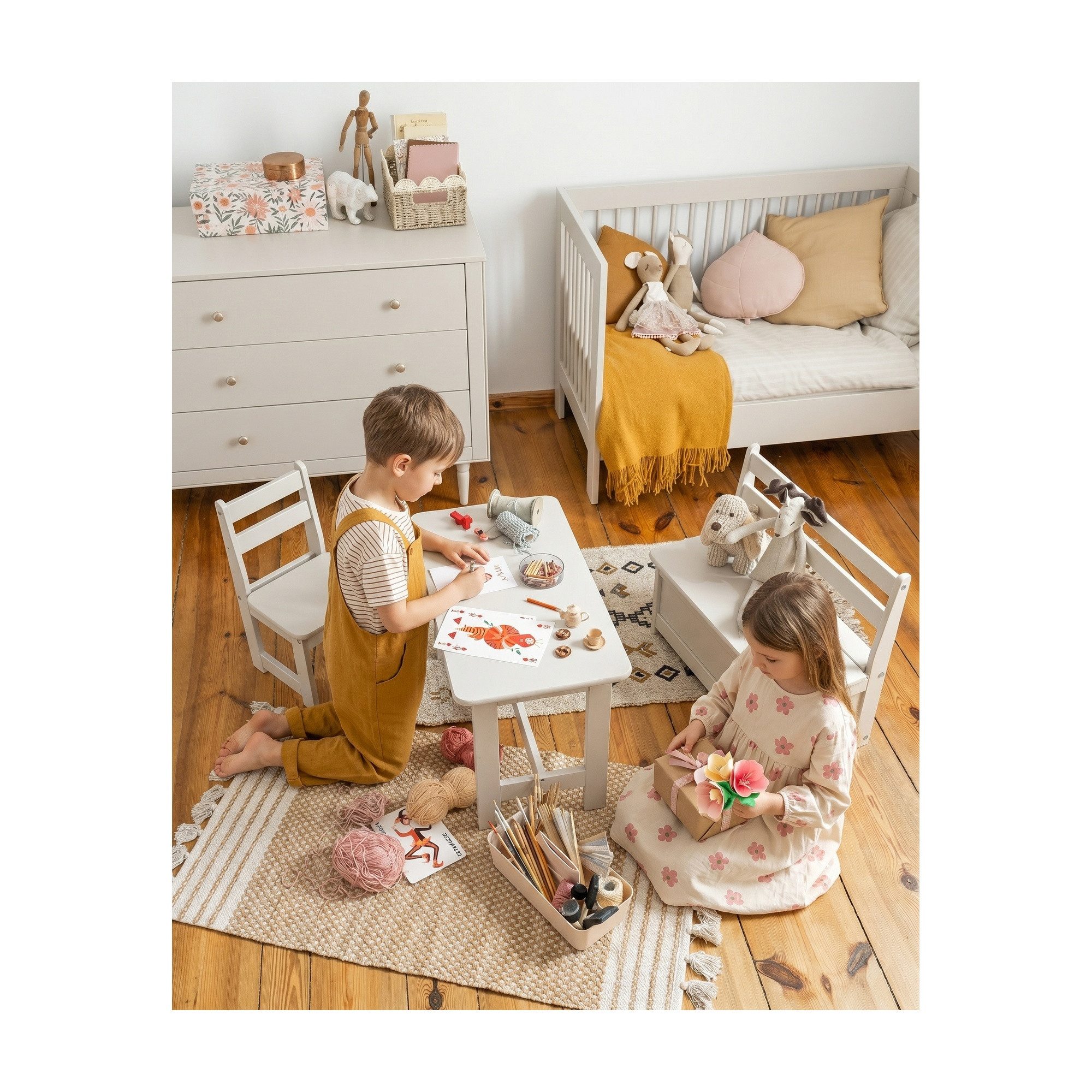 Raumhirsch Furniture Kindertisch Praktischer Kindertisch aus Massivholz (Maße: 70 x 39 x 40 cm (massives Kiefernholz, Einfache Montage), Ideal zum Spielen, Malen, Basteln und Lernen