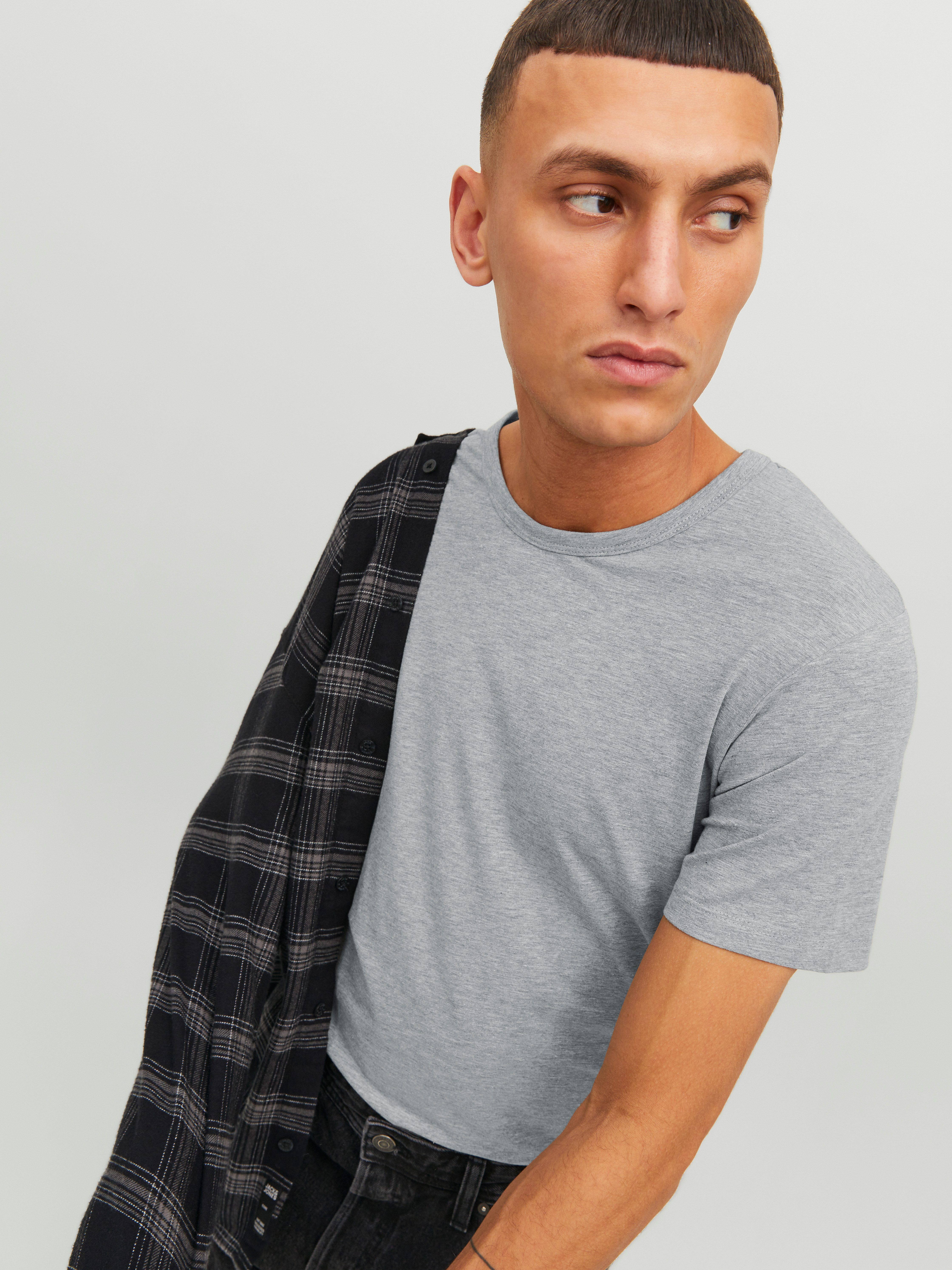 Jack & Jones T-Shirt JJEBASIC mit schmaler Passform für jeden Tag unifarben, modisch, schmal, Baumwollmischung, Rundhals