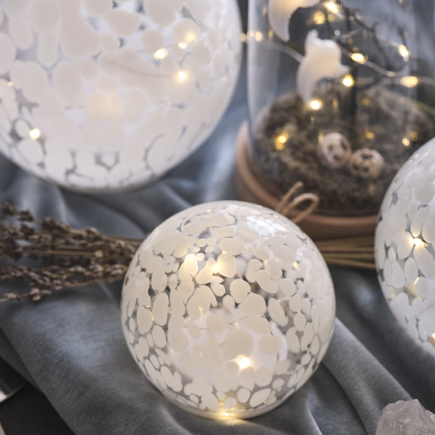 Lights4fun LED Dekolicht 10 cm LED-Glaskugel mit Timer aus Konfettiglas