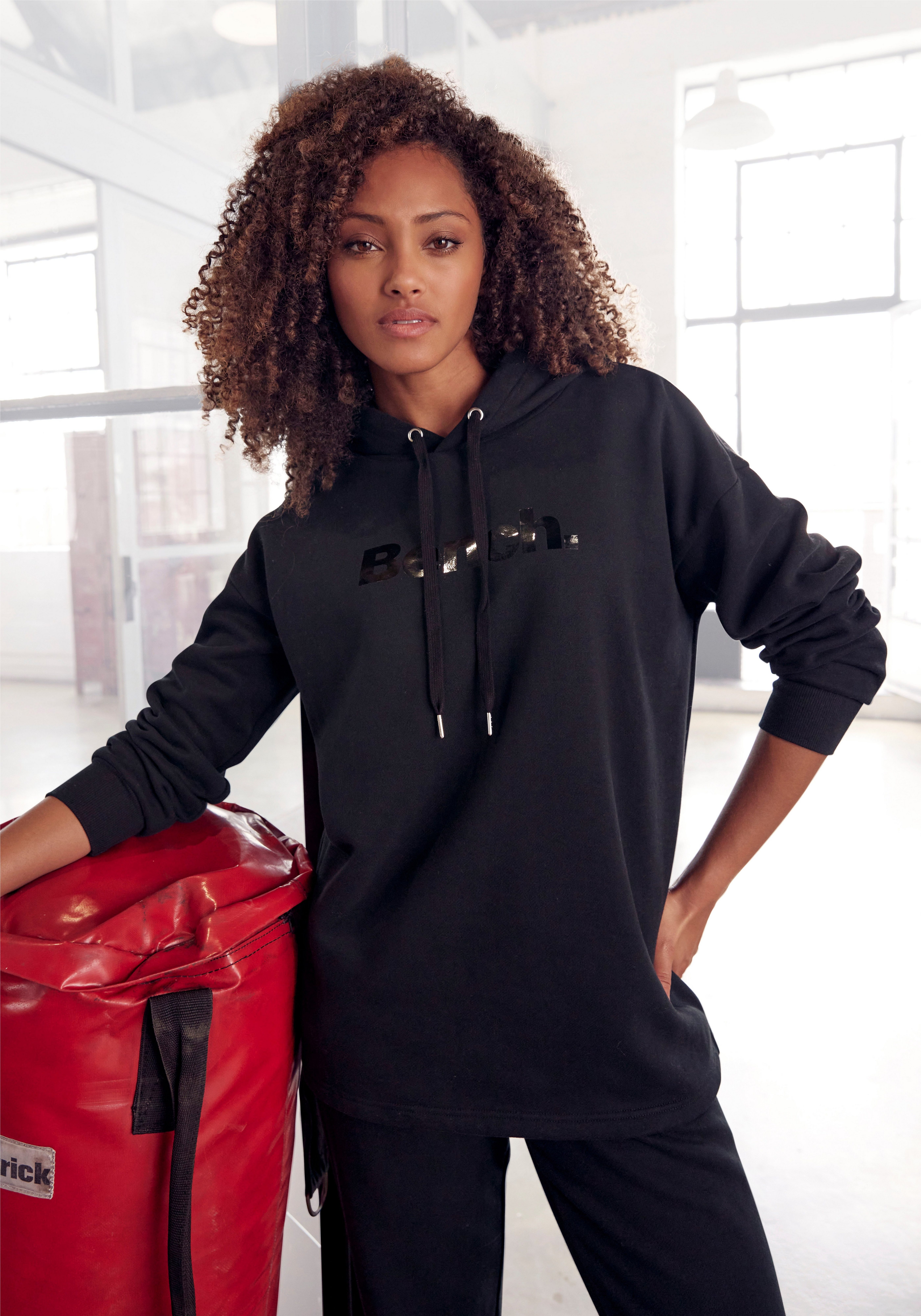 Bench. Loungewear Hoodie -Kapuzensweatshirt mit glänzendem Logodruck, Loungewear, Loungeanzug schwarz