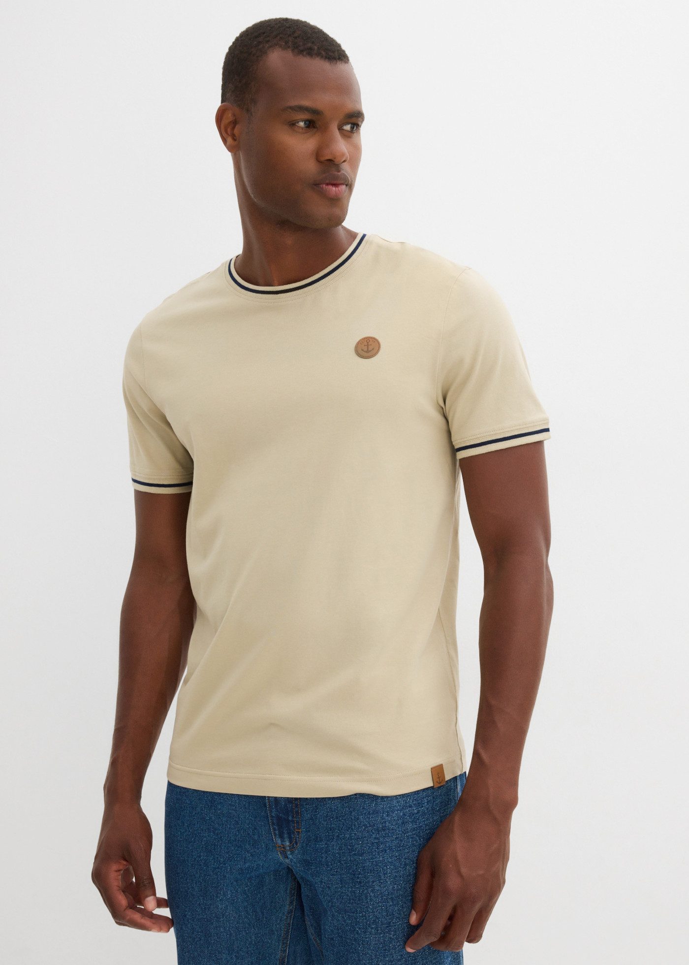bonprix T-Shirt aus reiner Baumwolle, mit kleinem Kunstlederbadge, regular fit
