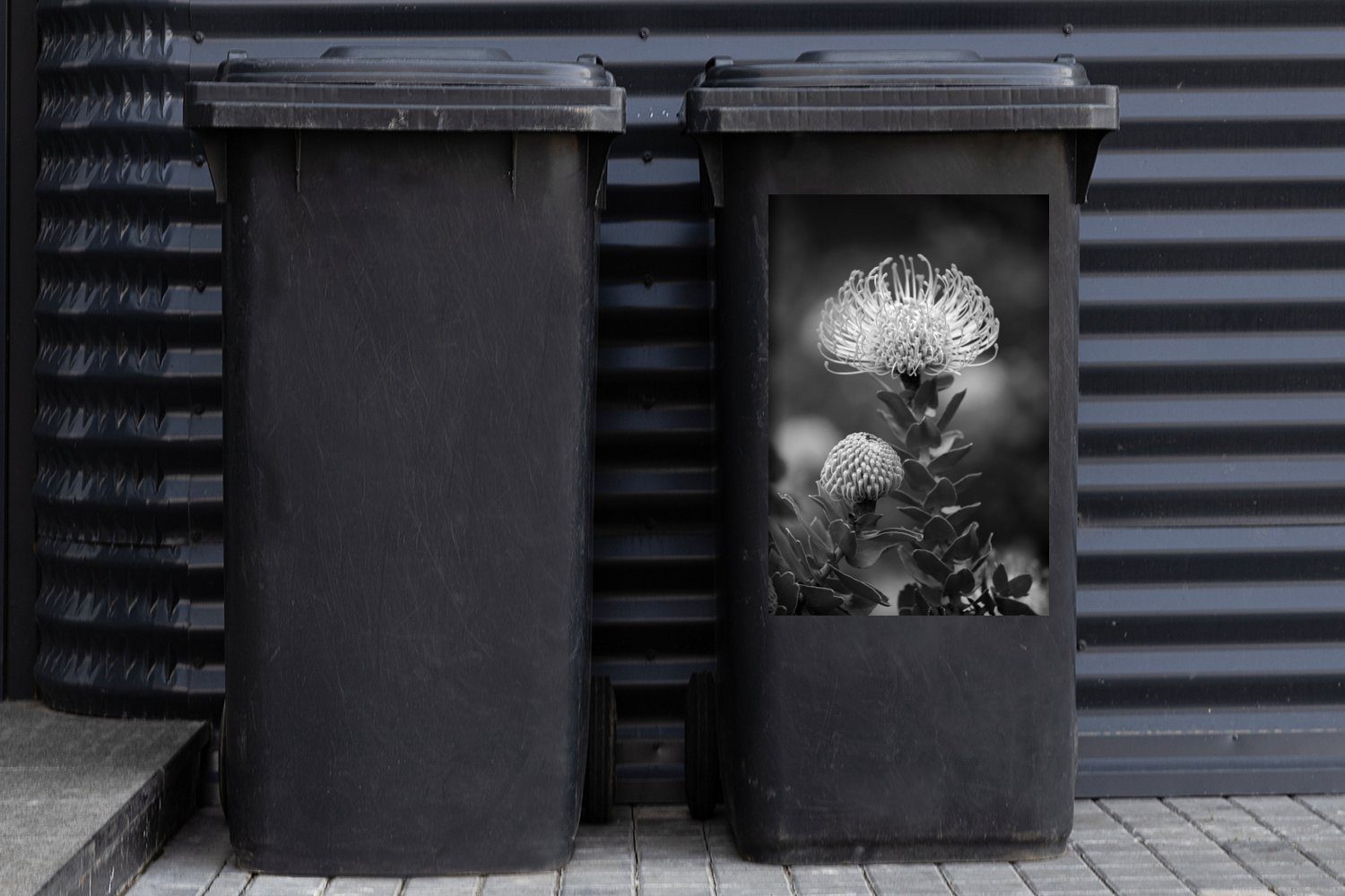 MuchoWow Wandsticker Blühende Nutanblume Sticker, schwarz Abfalbehälter Mülleimer-aufkleber, weiß - Mülltonne, (1 St), Container, und
