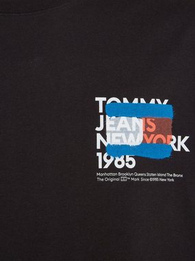 Tommy Jeans T-Shirt TJM TOMMY NY GRAFFITI FLAG TEE mit großem Aufdruck von Tommy Jeans