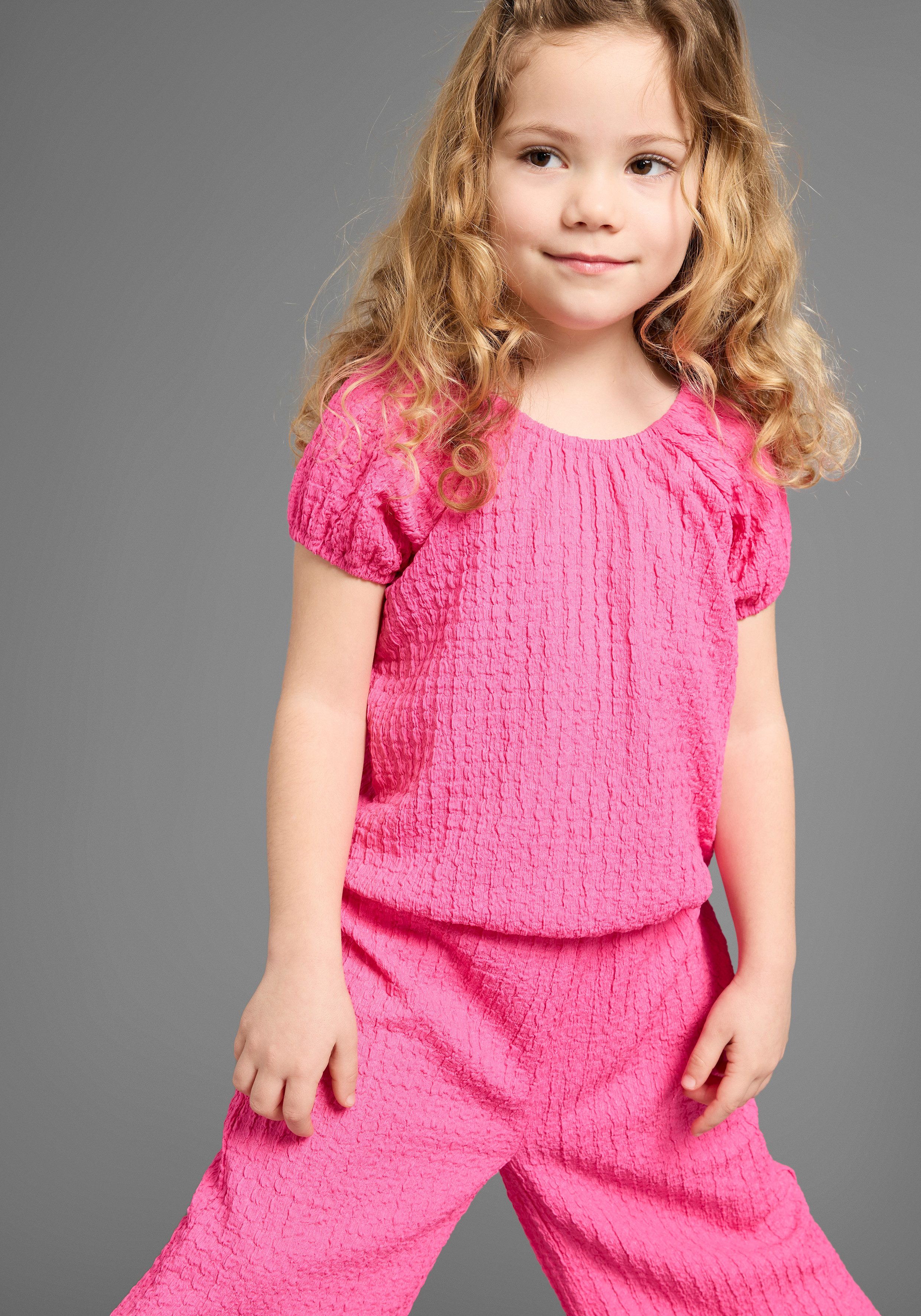 KIDSWORLD Shirt & Hose Set: Carmen-Top + Hose (Set, 2-tlg., 2) Ganzes Outfit: Shirt mit Raglanärmeln und Hose – Bild 4 von 5