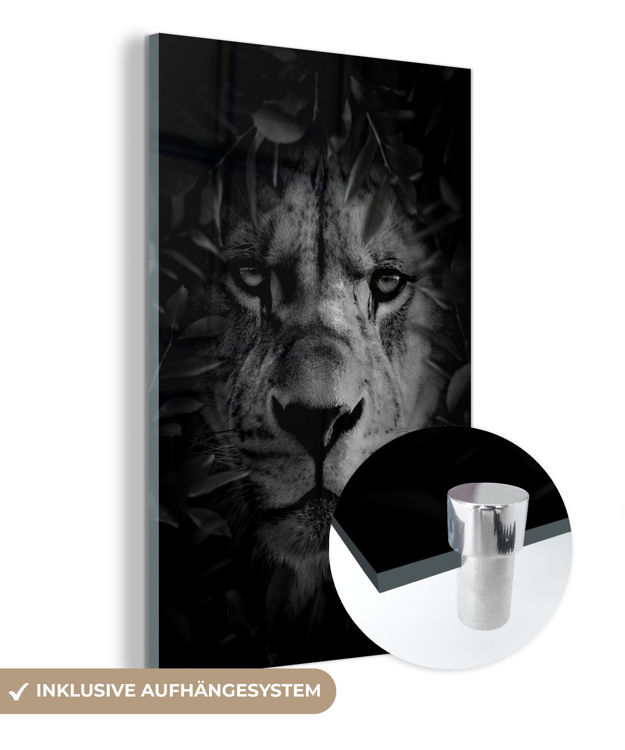MuchoWow Acrylglasbild Nahaufnahme eines Löwen mit Blättern im Dschungel - schwarz und weiß, (1 St), Glasbilder - Bilder auf Glas Wandbild - Foto auf Glas - Wanddekoration bunt