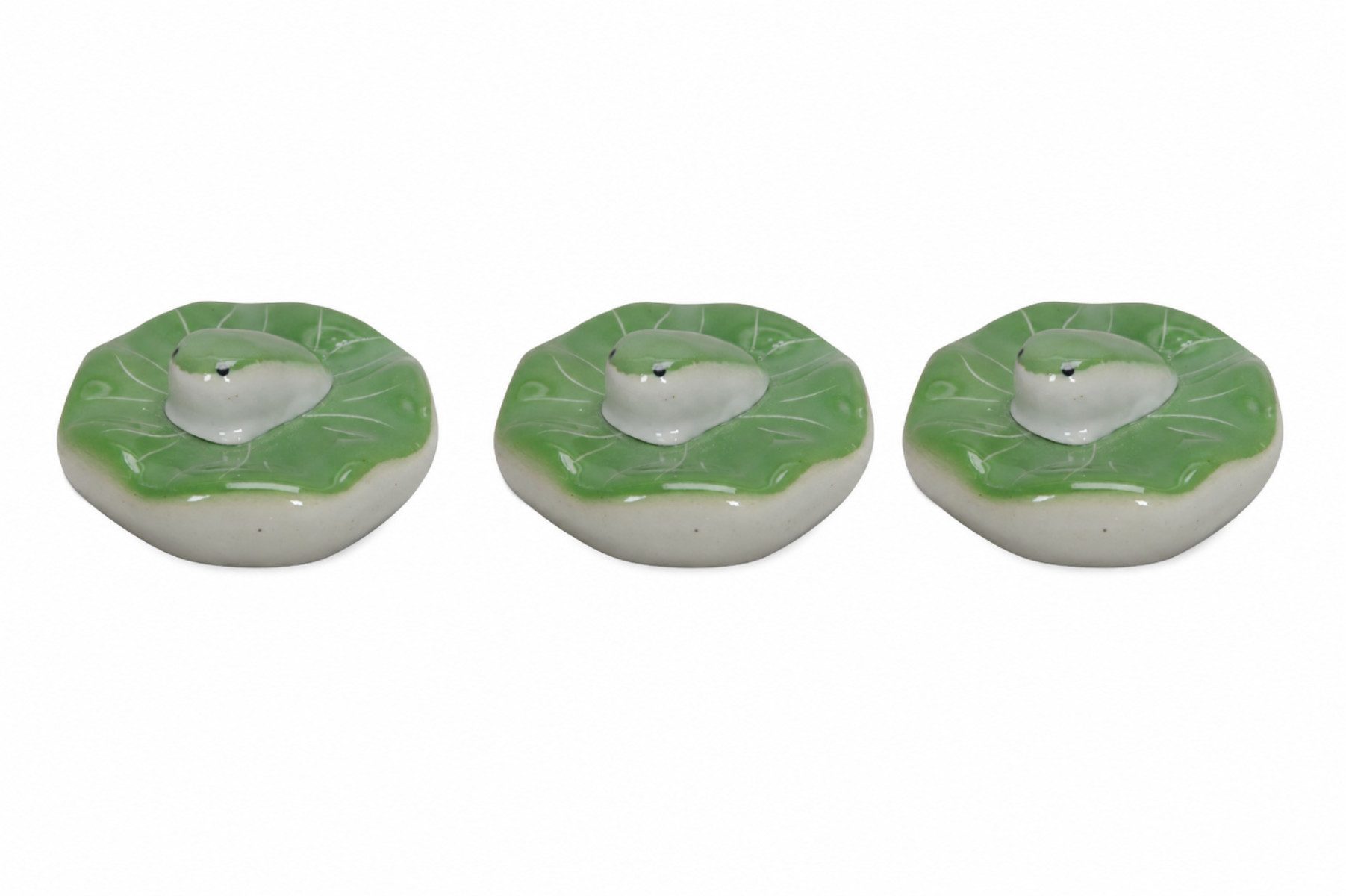 finehomegarden Teichfigur Schwimmfrosch auf Blatt Porzellan grün 3er Set Schwimmende Deko, (Set, 3-St., 3 tlg), Teichdekoration für Miniteich Wasserschale Gartenteich 6x6cm H3cm