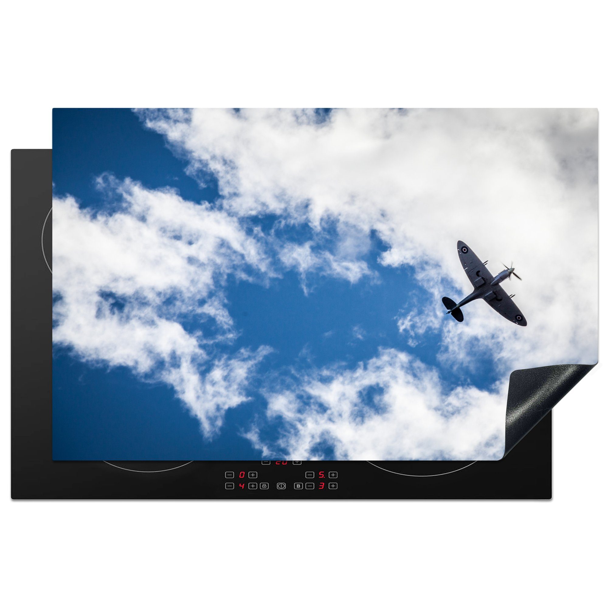 MuchoWow Herdblende-/Abdeckplatte Spitfire-Flugzeug gegen einen bewölkten Himmel, Vinyl, (1 tlg), 81x52 cm, Induktionskochfeld Schutz für die küche, Ceranfeldabdeckung