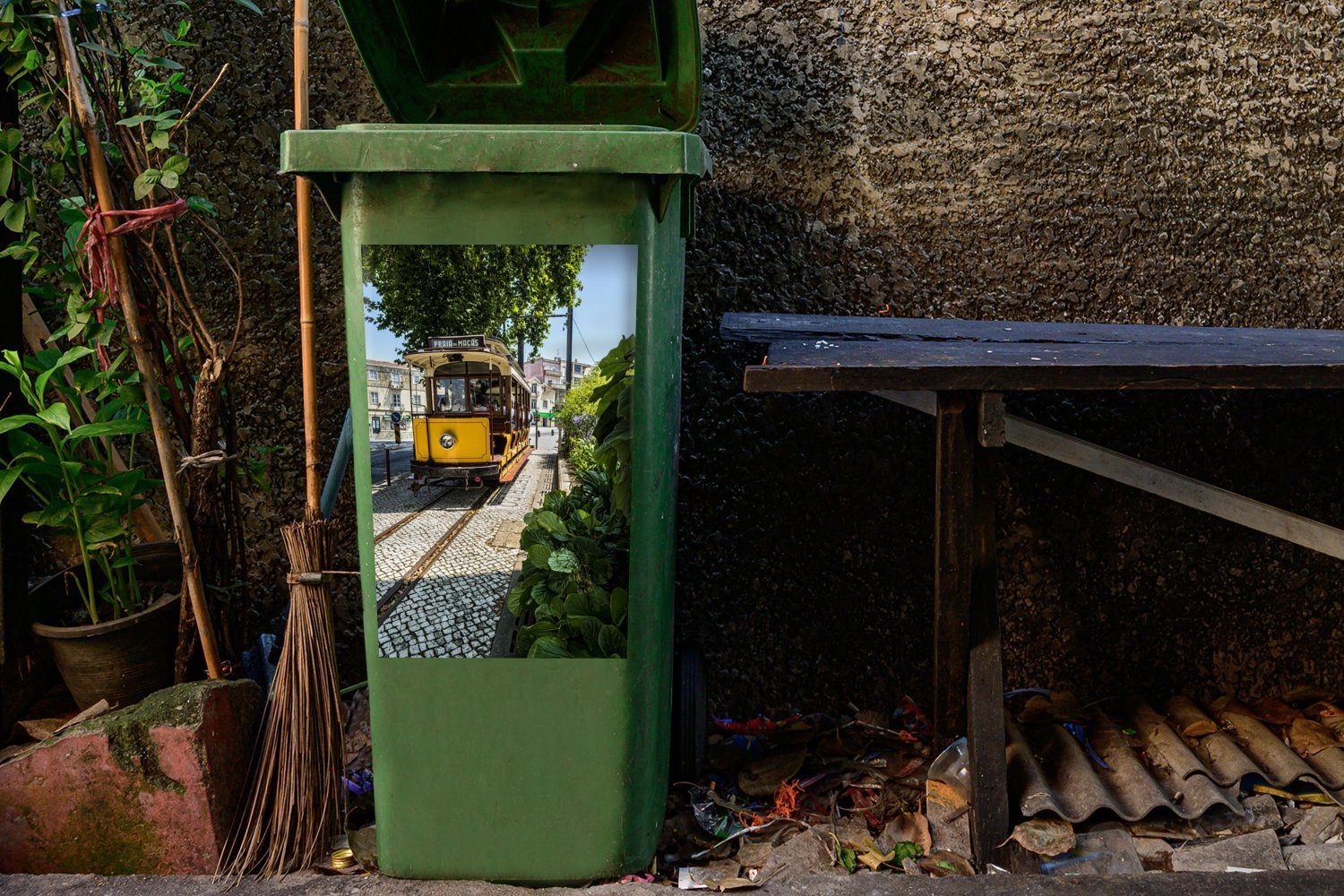 Container, Sintra Straßenbahn Klassische Mülltonne, Mülleimer-aufkleber, MuchoWow Wandsticker Abfalbehälter St), Sticker, (1 portugiesischen im