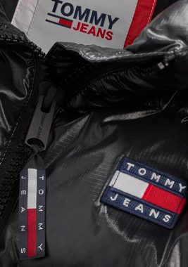 Tommy Jeans Winterjacke TJW MIDI ALASKA PUFFER mit Tommy Jeans Markenlabel