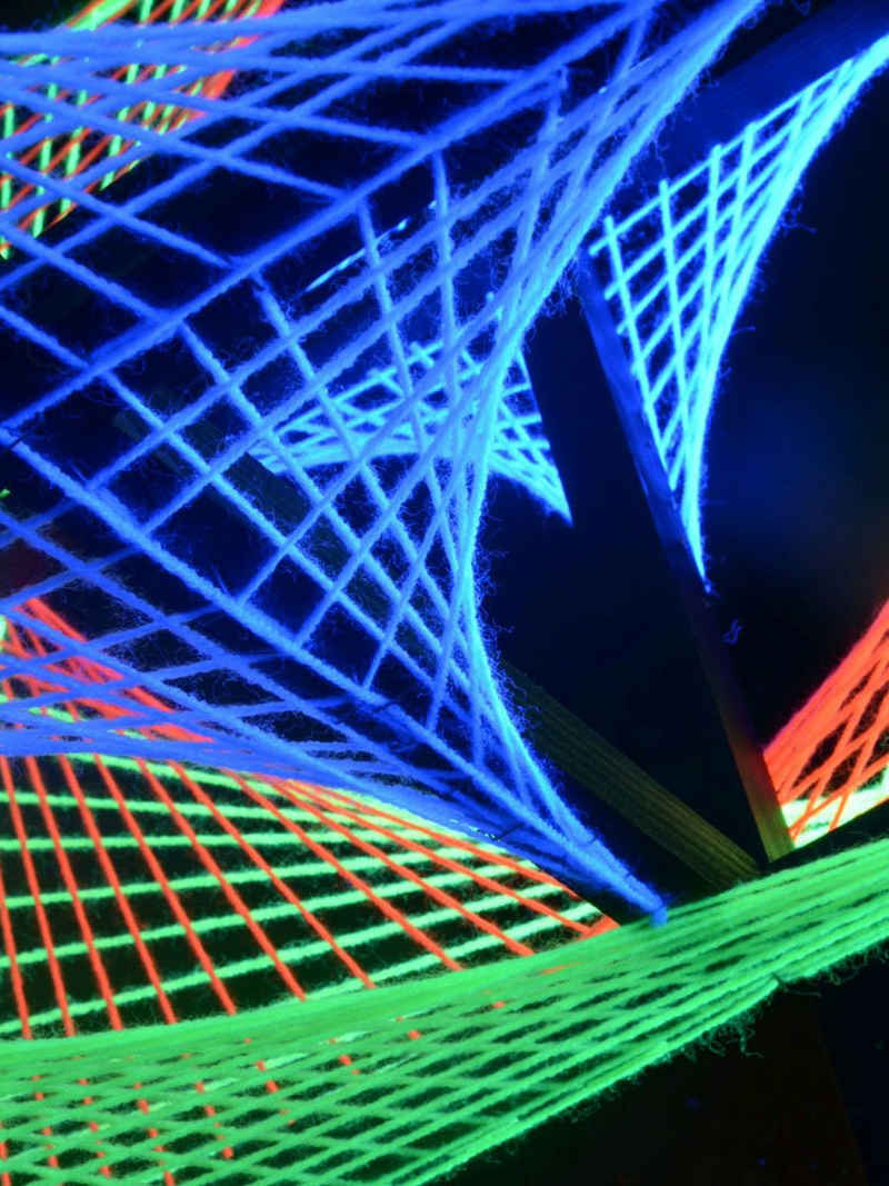 PSYWORK Dekoobjekt Schwarzlicht 3D StringArt Fadendeko Würfel "Funny Stars", 55cm, UV-aktiv, leuchtet unter Schwarzlicht