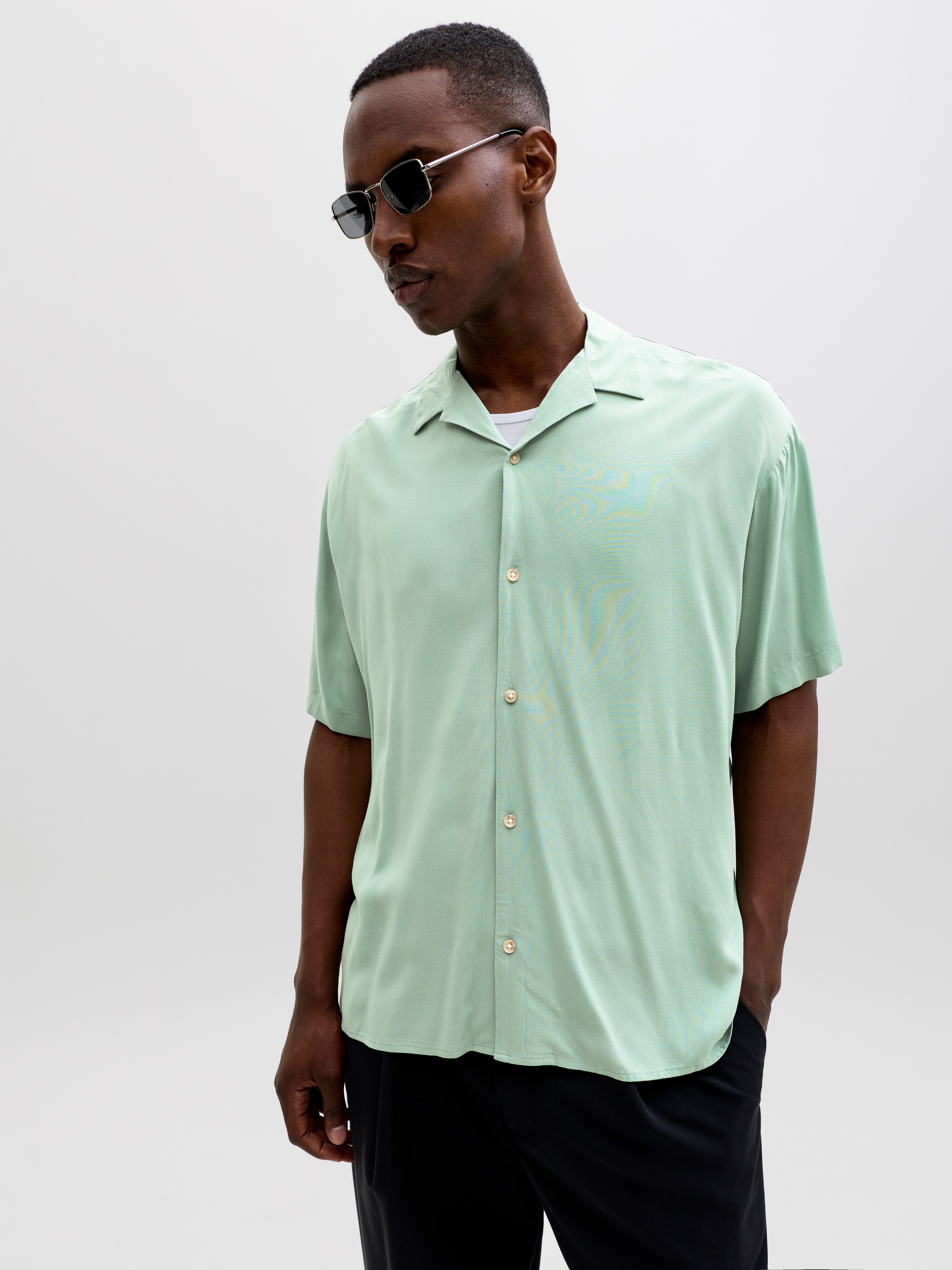 Jack & Jones Kurzarmhemd JJEJEFF RESORT SOLID SHIRT SS SN Viskose, loose fi günstig online kaufen
