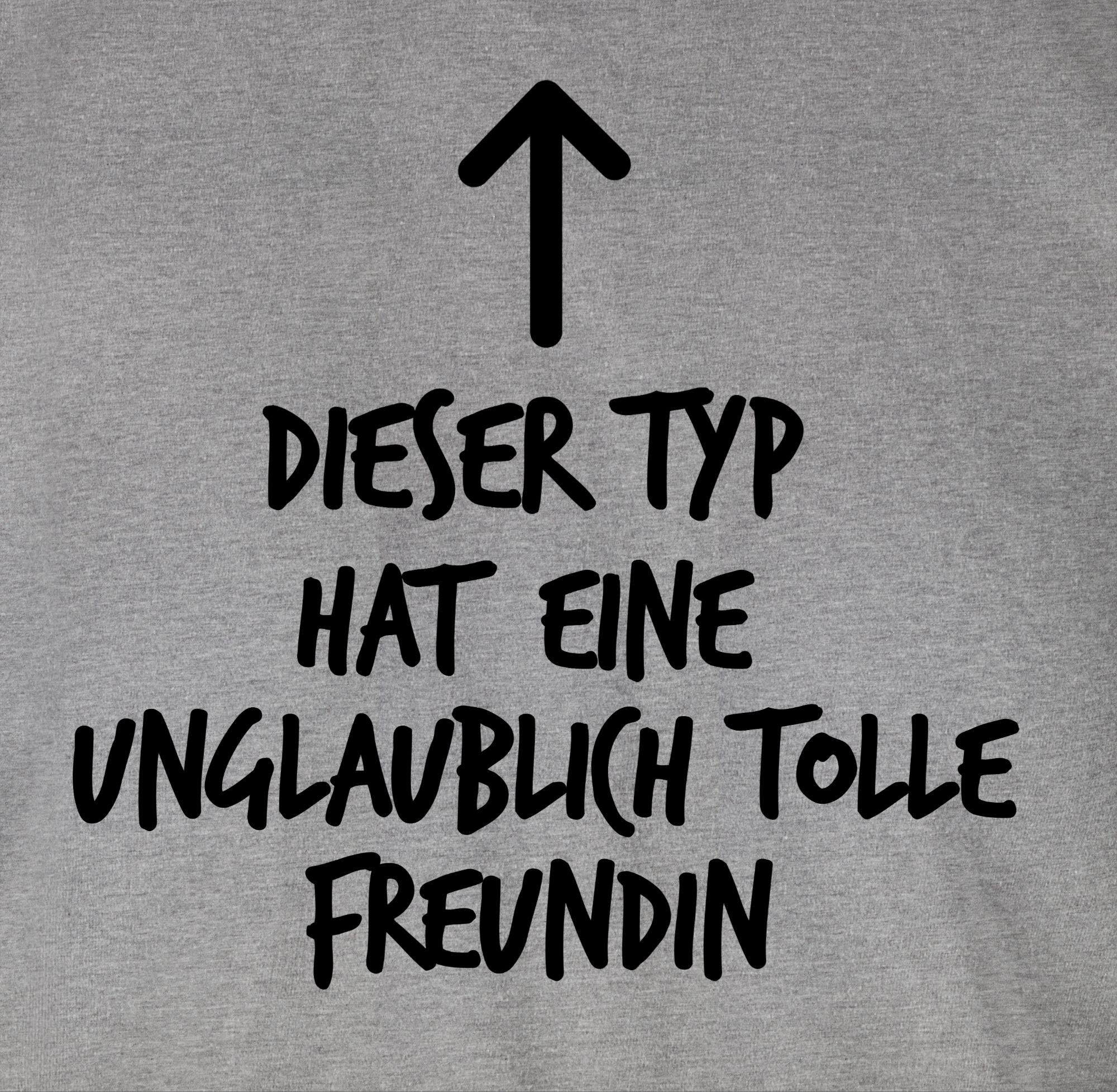Shirtracer T-Shirt Dieser Typ hat eine unglaublich tolle Freundin Valentinstag Partner Liebe