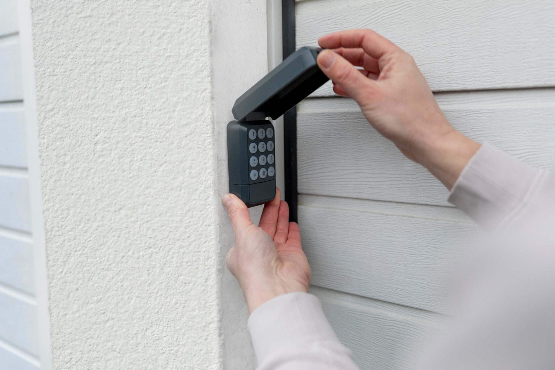 SCHELLENBERG Tor-Funksteuerung mit Abdeckung für Gargentore, Funk-Codierschalter batteriebetrieben, für Garagentorantrieb, Funkfrequenz 433,92 MHz bis 20 m, Außenmontage