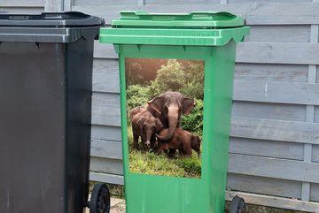 MuchoWow Wandsticker Elefant - Tiere - Wald - Gras - Grün (1 St), Mülleimer-aufkleber, Mülltonne, Sticker, Container, Abfalbehälter