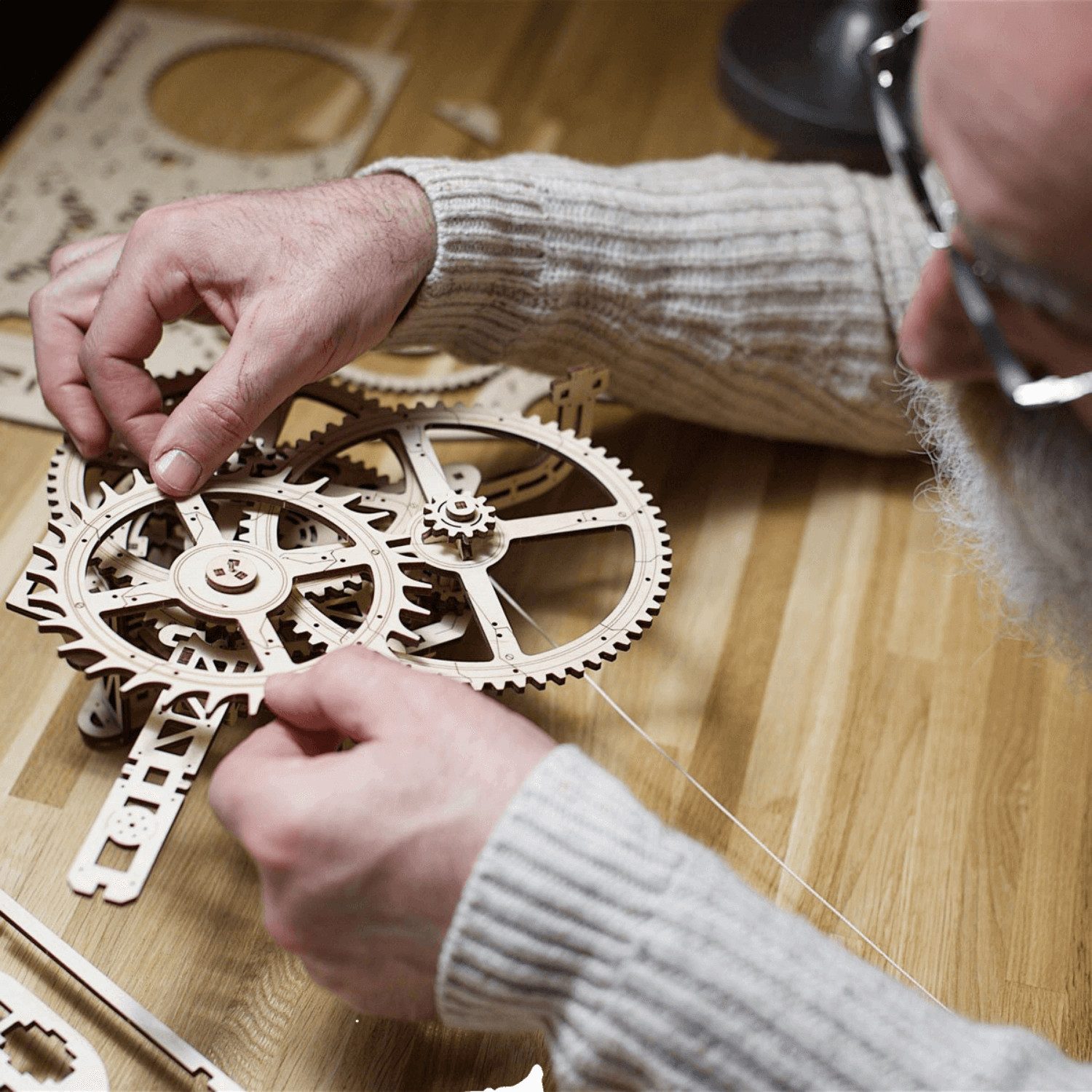 UGEARS Modellbausatz Ugears Aero Wanduhr mit Pendel Mechanisches Holzpuzzle günstig online kaufen