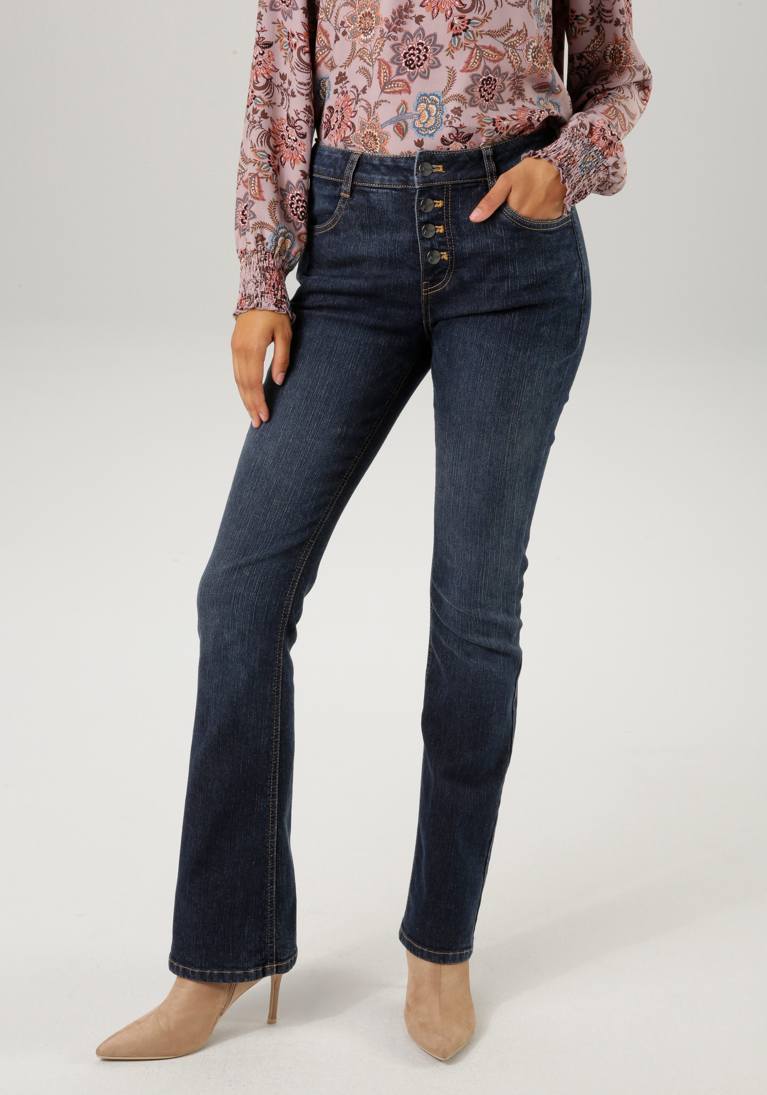 Aniston CASUAL Bootcut-Jeans mit dekorativem Knopfverschluss günstig online kaufen